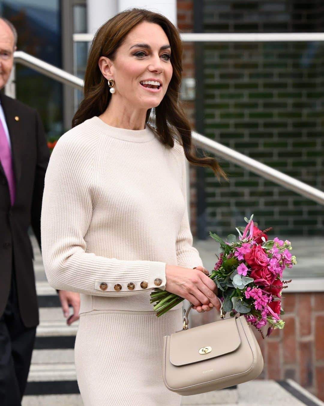 のインスタグラム：「Kate Middleton, the Princess of Wales, may be embracing the soft life when it comes to her style cues as of late. During a visit to the students of Nottingham Trent University, where she spoke about prioritizing their mental wellbeing, the princess wore a relaxed, knitted two-piece from the affordable French label Sézane. Founded by Morgane Sézalory in 2013, the brand is all about “everyday clothes with little details”, and has become a cornerstone of the princess’s wardrobe. Tap the link in our bio for more.」