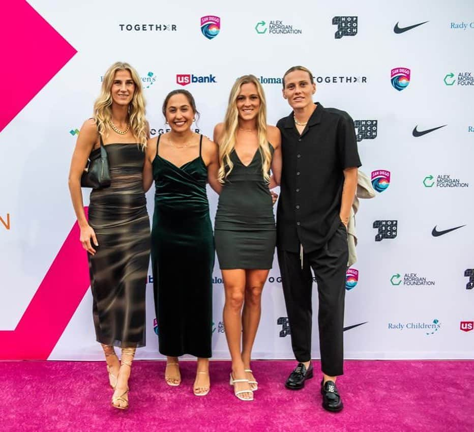 エミリー・バン エグモンドのインスタグラム：「Fun night at the @alexmorganfoundation event w the girls 🤍」