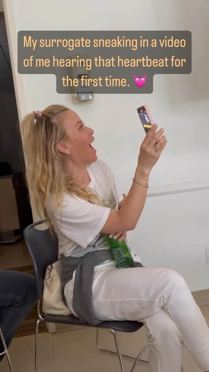 タラ・リピンスキーのインスタグラム：「I had waited til the anatomy scan to hear the heartbeat for the first time. All my other appts I just wanted to hear the dr say “everything looks good” The fun parts didn’t feel real yet. But Mikayla in the appt said “let’s finally hear that heartbeat” and I was ready. She snuck this video in and sent it to me later and I love watching it back. Both Todd and I were so happy and relieved to have another good appt, especially a big one like the anatomy scan. It’s still hard to believe it all.   P.s I see all of you in the wait. I was you for so long and my heart remembers the ache and aches for all of you going through infertility or pregnancy loss. I am rooting so hard for you. Again, I struggle with feelings of guilt as we made/make it to each of these steps but please know I stand with you and pray for the endings you all want.   #surrogatefromheaven #infertility #ivf #ttc #ttccommunity #pregnancyafterloss #surrogacy #surrogate #infertilityjourney  @unexpectingpod #Pregnancy andInfantLossAwarenessMonth」