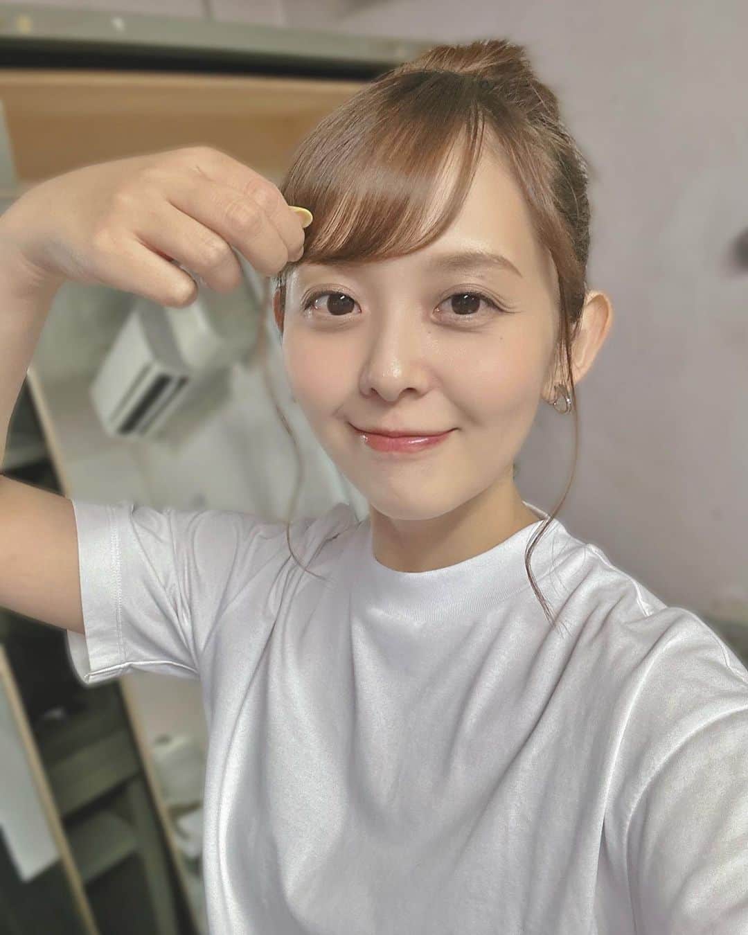 のインスタグラム：「おはヨーロッパ☀️  今夜✨21:00✨に  ずっと編集していた  とある動画、アップしまうす！  (こういう系は初めてかも🦆)  みてねー＼(^o^)／  金曜、ふぁいとーーー😍🔥  前髪なおす瞬間だよ」