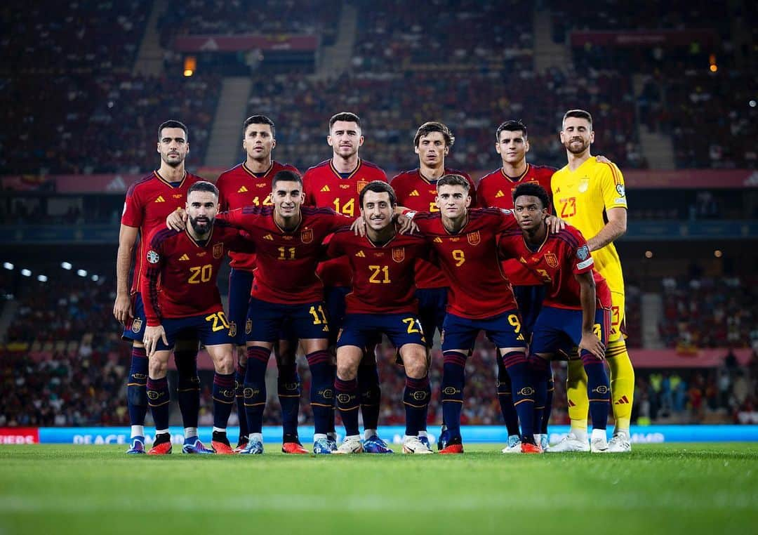 ミケル・メリノのインスタグラム：「Victoria en un partido importantísimo de cara a la clasificación para la Eurocopa! Gran ambiente con nuestra afición! Ya pensando en el siguiente contra Noruega. Vamos!! 🔴💪🏽⚽️📈」