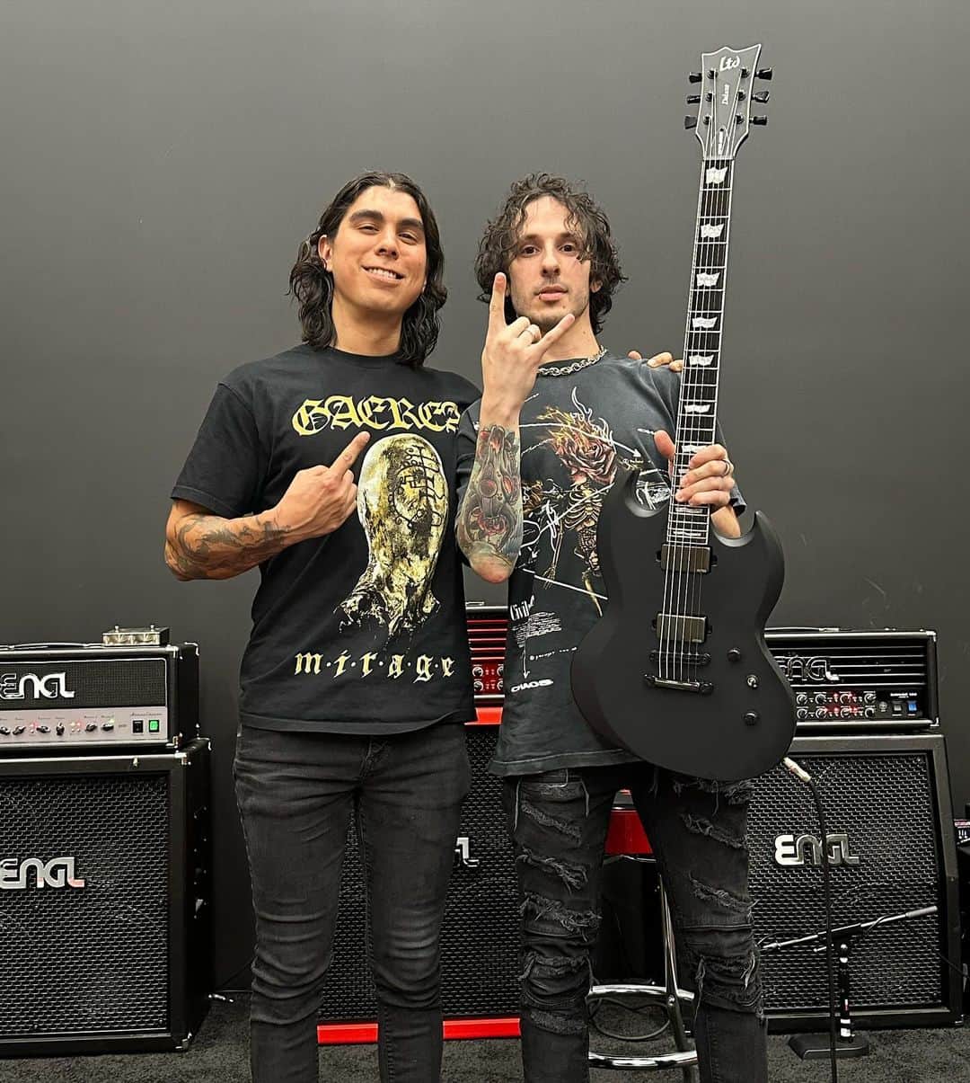 ブランドン・フーバーのインスタグラム：「Just stopped by @espguitars and picked up this bad boy 😍 love you so much @tonyrauser 🖤」
