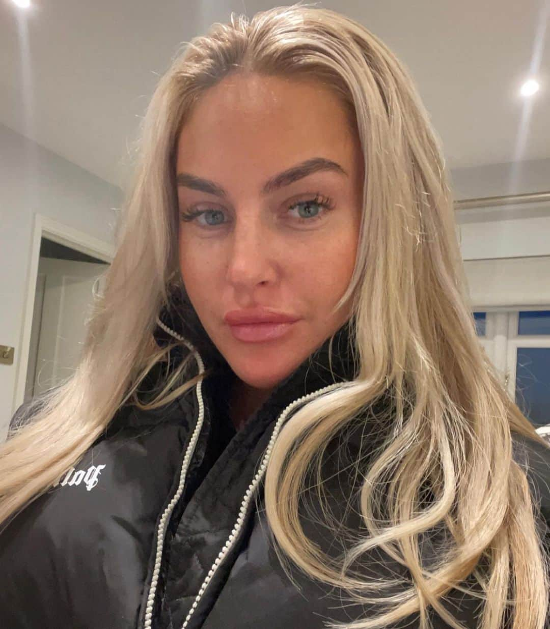 チャーリー・ハルさんのインスタグラム写真 - (チャーリー・ハルInstagram)「Puffer jacket season 🥰」10月13日 7時03分 - charley.hull