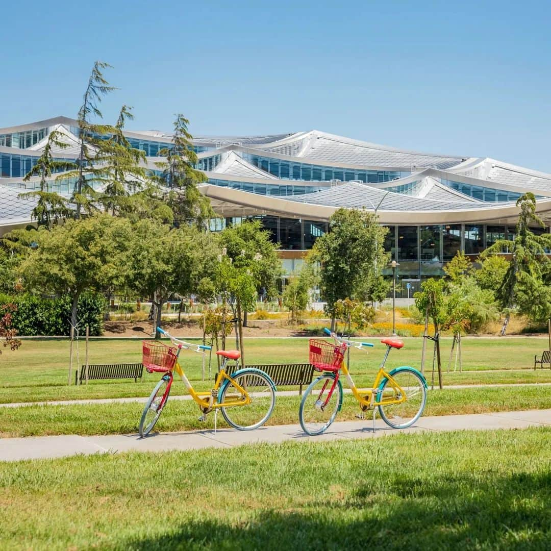 Googleさんのインスタグラム写真 - (GoogleInstagram)「Today, we're opening our doors to the public with the new Google Visitor Experience in Mountain View, California. From interactive art installations to offerings from local businesses, the new destination has plenty of things to explore and enjoy.   We hope you'll come @VisitGoogle, and when you do, share your experience by tagging your photos with #GreetingsFromGoogle. Tap the link in our bio to learn more!」10月13日 7時07分 - google