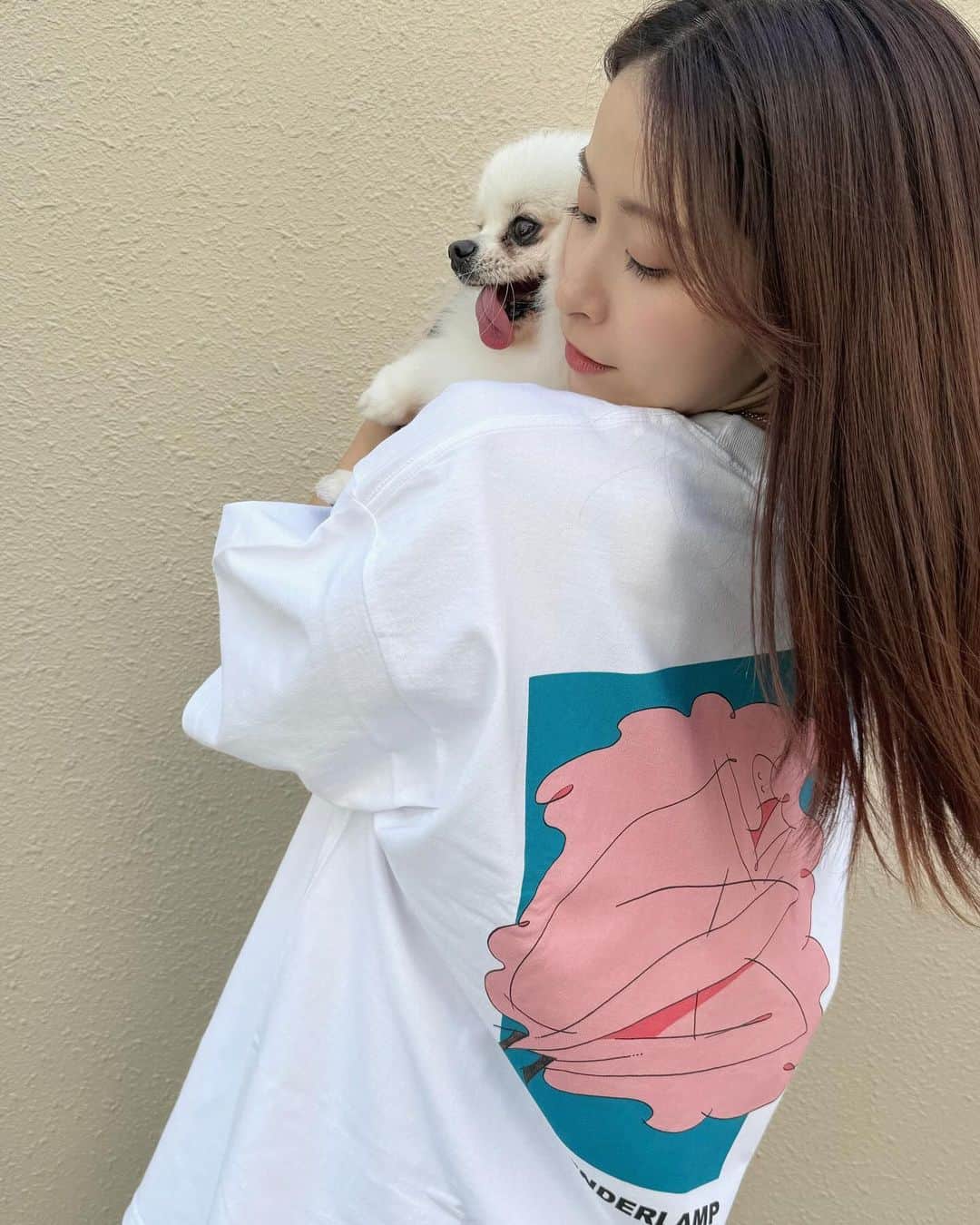 AMIのインスタグラム：「new goodsが 可愛すぎる🥹🩷  👕ビッグシルエットT 4,500yen とにかくしっかりとした 厚手の生地と、 身幅がたっぷりな ビッグシルエットで 男女どちらも可愛く着れます🥰 👜トート　　3,000yen 同じデザインで たっぷり入るから わたしももう愛用中！ 周りから可愛いと言われて大好評🥲🩷  絵のデザインは @___ono___y さんが 書き下ろしてくださいました🫶🤩 すごく好きな色使い・タッチで 作品をつくりだす方で 今回書き下ろししてほしく ご依頼したのですが ちょっとかわいすぎる....😭🩷  『シノノメポップができるまで』を 聴いていただきながら つくって頂きました⭐️  ((この絵飾りたい😭))  皆様ぜひゲットしてください⭐️  10/15で販売します！」