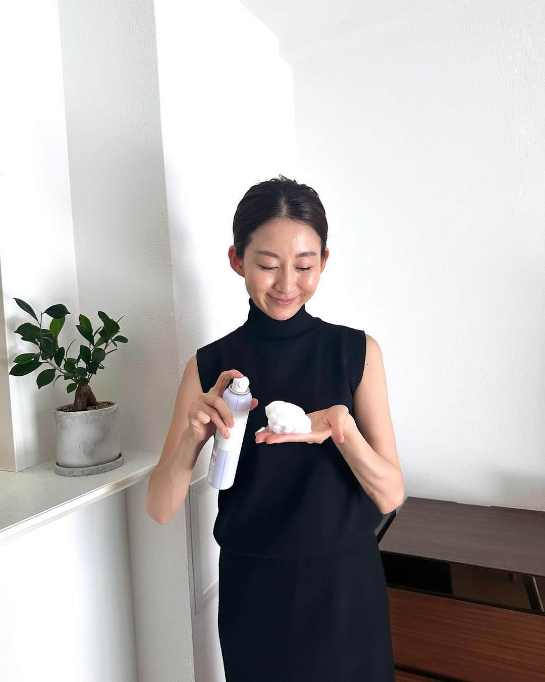 安堂サオリさんのインスタグラム写真 - (安堂サオリInstagram)「お気に入りのスキンケアアイテムのひとつ。  「spark beauty」のmoist skin facewash。  昔、お肌がボロボロで痒くなったことがあって。 その原因が洗いすぎ。 皮膚が薄めで乾燥肌な私。 保湿は当時から心がけていましたが… 普通にクレンジングと洗顔をしていたことが、 やり過ぎになってしまっていました。  それ以来、 必要なタイミングのみ優しく洗顔をするように。  そして、 出会ったのがこの炭酸洗顔フォーム。 このモイストスキンタイプがとてもお肌にあっています。  今年も、 娘と過ごす時間や仕事で日差しを浴びたり、 乾燥する空間で過ごしたりと 頑張ってくれたお肌。  大切にケアしていきたいと思います。  @39_editors #PR #明るいミライ大賞 #みんなのフェムテック♡フェムケア #わたしのカラダLab #サンキュ!」10月13日 7時09分 - saorian