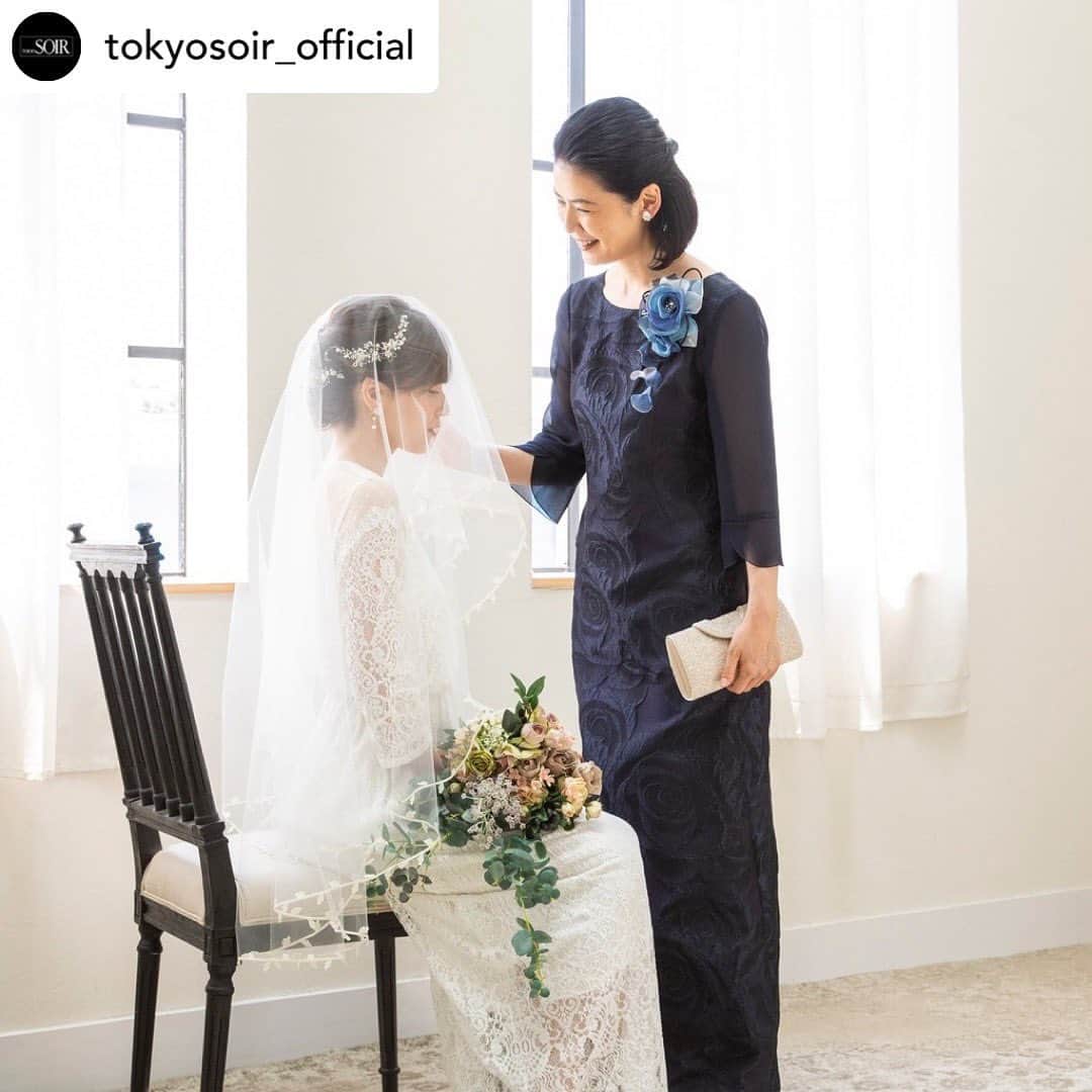 睦さんのインスタグラム写真 - (睦Instagram)「@tokyosoir_official さんで 花嫁さんの母を 初めてやらせて頂きました💐👰‍♀️👗  嬉しかったなぁ✨  花嫁さん、 とっても美しくて😍  とても和かな現場で、 楽しかったです。  ありがとうございました♪  Posted @tokyosoir_official  「新郎新婦のお母さまへ💐母のドレス」  人生の節目となる大切な日には、 おめでとうの気持ちを表現するフォーマルを。  東京ソワールでは、新郎新婦のお母さまにぴったりのアイテムを取り揃えております。  コーポレートサイトにて、「母のドレス」特設ページを公開いたしました！ぜひご覧ください。  -------------------------------------- コーポレートアカウント 　@tokyosoir_official --------------------------------------  #東京ソワール #tokyosoir  #フォーマルドレス #フォーマルアクセサリー #フォーマル #セレモニーコーデ #セレモニースタイル #フォーマルコーデ #フォーマルスタイル #オケージョン #オケージョンドレス #お呼ばれドレス #お呼ばれコーデ #結婚式ドレス #結婚式コーデ #結婚式お呼ばれ #結婚式ワンピース #新婦の母 #新郎の母 #東京ソワール母のドレス　　  #モデル  #model  #睦」10月13日 7時10分 - mutsumi1220