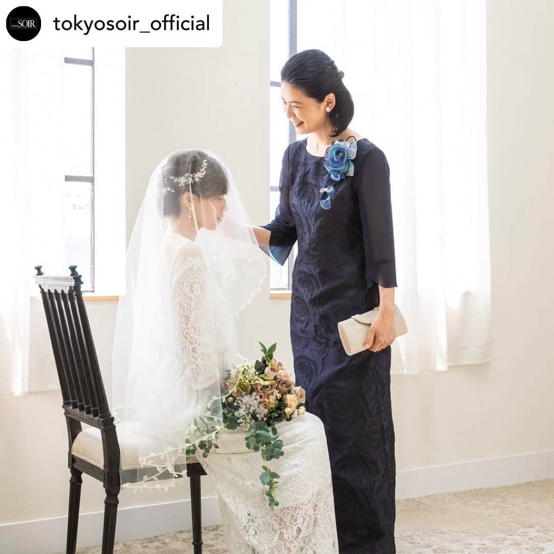 睦のインスタグラム：「@tokyosoir_official さんで 花嫁さんの母を 初めてやらせて頂きました💐👰‍♀️👗  嬉しかったなぁ✨  花嫁さん、 とっても美しくて😍  とても和かな現場で、 楽しかったです。  ありがとうございました♪  Posted @tokyosoir_official  「新郎新婦のお母さまへ💐母のドレス」  人生の節目となる大切な日には、 おめでとうの気持ちを表現するフォーマルを。  東京ソワールでは、新郎新婦のお母さまにぴったりのアイテムを取り揃えております。  コーポレートサイトにて、「母のドレス」特設ページを公開いたしました！ぜひご覧ください。  -------------------------------------- コーポレートアカウント 　@tokyosoir_official --------------------------------------  #東京ソワール #tokyosoir  #フォーマルドレス #フォーマルアクセサリー #フォーマル #セレモニーコーデ #セレモニースタイル #フォーマルコーデ #フォーマルスタイル #オケージョン #オケージョンドレス #お呼ばれドレス #お呼ばれコーデ #結婚式ドレス #結婚式コーデ #結婚式お呼ばれ #結婚式ワンピース #新婦の母 #新郎の母 #東京ソワール母のドレス　　  #モデル  #model  #睦」