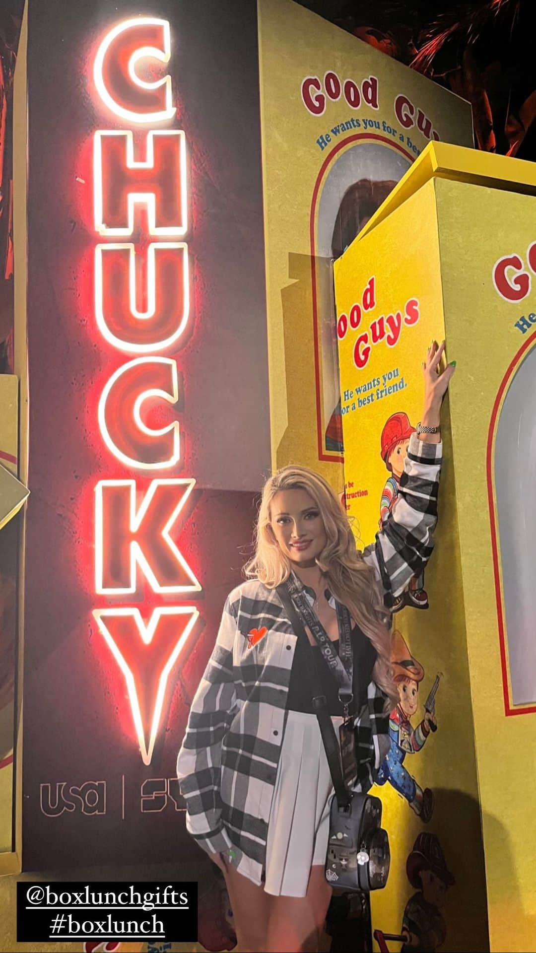 ホリー・マディソンのインスタグラム：「Had an amazing time with @boxlunchgifts kicking off spooky season with @horrornights - staying cozy in my #BoxLunch Tiffany flannel and Universal Monsters bag!  #UniversalHHN #Chucky」