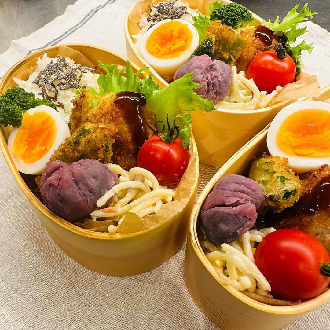 外村久美子のインスタグラム：「・ おはようございます！ 今日はコロッケ弁当。我が家は俵型のコロッケ🥔🥔 紫さつまいもがあったので、巾着にしたけど芋だらけになって、今夜はたろーしんのお芋掘りの🍠もあるので、更に芋祭りにになりそうです。。🍂  #obento」