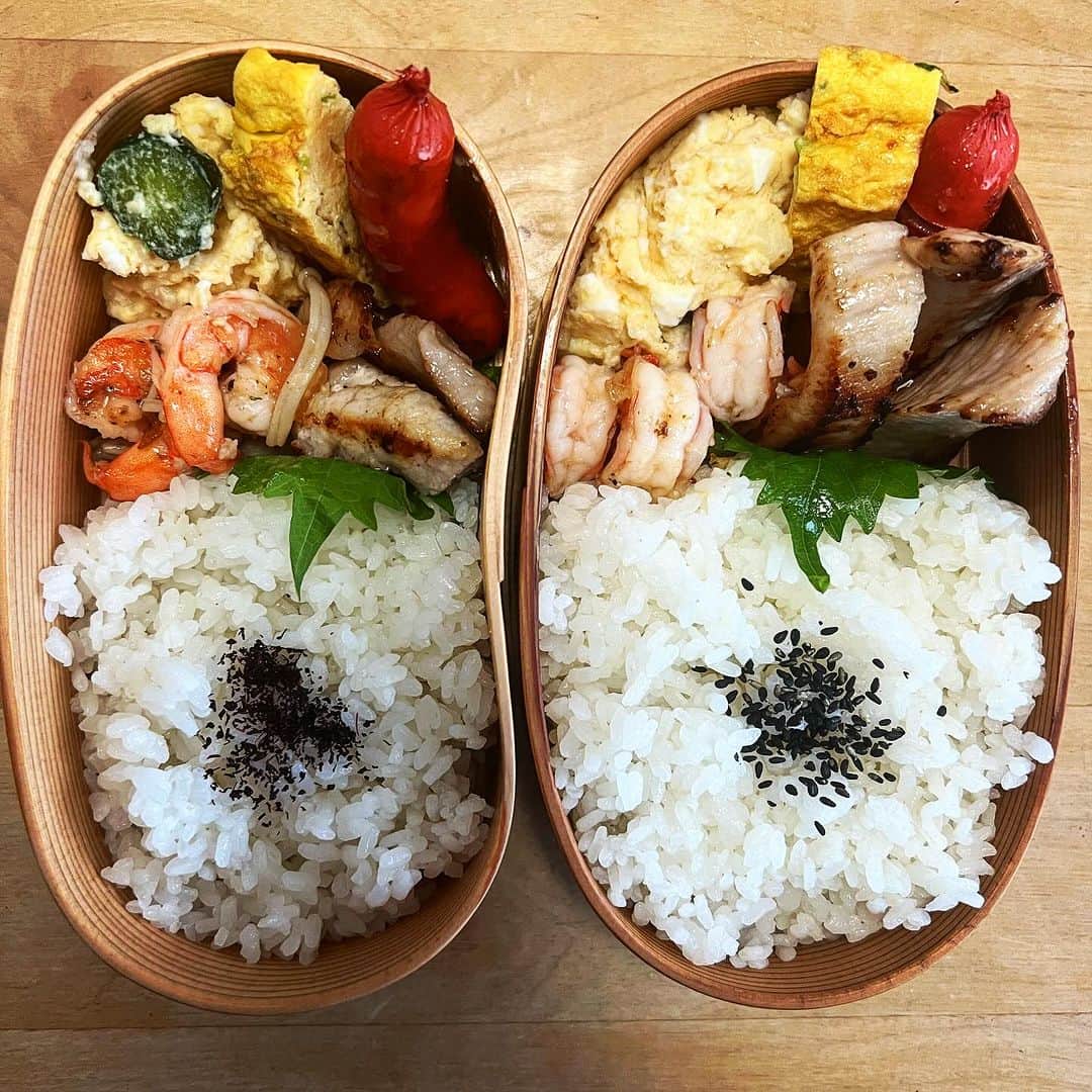 コシバKENのインスタグラム：「. 朝からエビの皮剥きはあかん。 時間かかる。  おかげで焦ってきんぴら入れるの忘れてた。  何でも準備やね。  いってらっしゃい。  #お弁当 #パパ弁当  #今日の美味そう」
