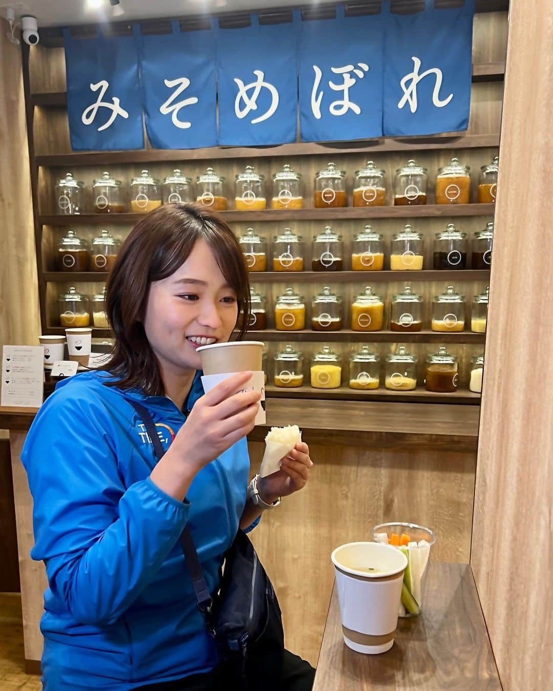 篠原梨菜のインスタグラム：「#早朝グルメ 東京・六本木 お味噌汁専門店みそめぼれ！ 47都道府県の伝統味噌を選べます。 北海道の紅一点！北海道のお米を使い塩気とコクがしっかり！ 愛媛県井伊商店麦味噌！塩気控えめ、甘み・麦の香り！ おにぎり・野菜スティック😋都会でお味噌に癒されます。 #朝5時55分の美味time #thetime_tbs #みそめぼれ #六本木グルメ  #お味噌汁専門店  #tbs」