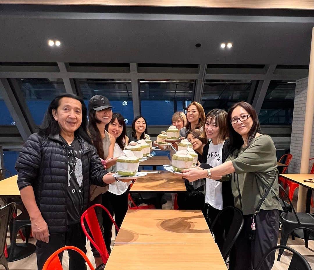 Ken Harakumaのインスタグラム：「バンコク到着、トランジットでココナッツ🥥🥥🥥🥥🥥🥥🥥🥥🥥❤️❤️ @international_yoga_center」
