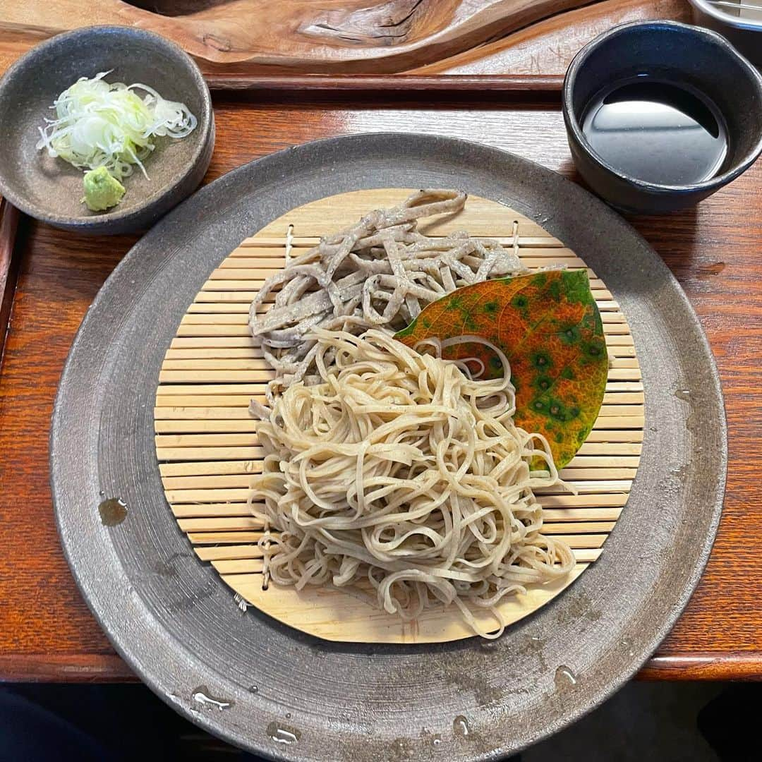 小宮山雄飛さんのインスタグラム写真 - (小宮山雄飛Instagram)「道の駅というんでしょうか、山道の中にポツンとある施設に併設されたこちらのお蕎麦屋さんが、ちょっと衝撃的でした。 11時に着くと既に店内行列。 名前を書いて並んでる間に、列がほとんど動かないまま、なんと11時30分には、そば売切れの看板が！ 待つ事1時間ほどで店内に入ってからも、蕎麦が出てくるまで20分ほど、結局食べ終わったのはお店に着いてから100分は経っていた！ そして重要なお蕎麦は、完全な郷土スタイル。 蕎麦は二八と十割の二種類だけど、その分け方以前にどちらも江戸蕎麦ではなく郷土蕎麦の体をなしている。 分かりやすく言えば、長くつながってつるりと喉越しを楽しむものではなく、短く切れようとも挽きぐるみでよく噛んで蕎麦の味と香りを楽しむタイプ。 そしてこれが抜群に美味しい！ 地元石川の蕎麦にこだわり、店内で製粉して手打ちとなれば、蕎麦そのものが美味しくないはずがない。 驚く量のサクサク天ぷらもまた露骨に田舎スタイルで味わい深い。 器まで店主が手作りで焼いてるという。 ここまでアナログ手作り、DIY、地元ネタにこだわるのはなぜ？？と思うほどだけど、それが潔く、純粋にどれも美味しい。 すごい店に山の奥地で出会った！ #石川蕎麦　#田舎そば　#隠れミッキー」10月13日 7時30分 - yuhikomiyama