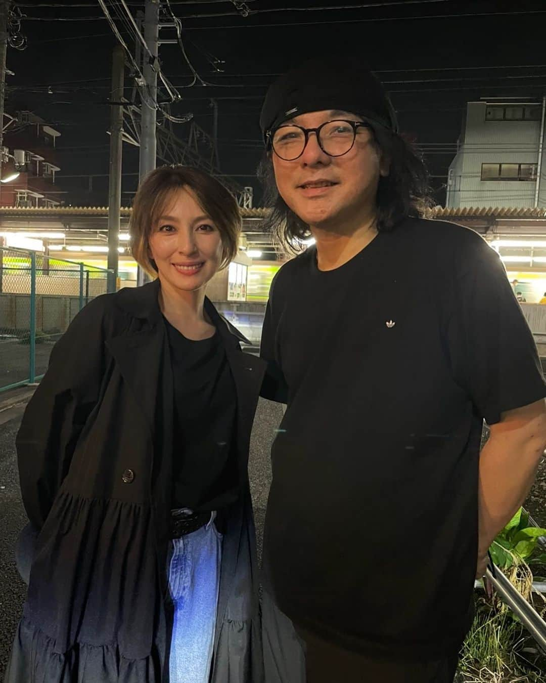 奥菜恵さんのインスタグラム写真 - (奥菜恵Instagram)「岩井俊二監督作品、映画「キリエのうた」本日10／13(金)公開。 スナックのママ役として、広瀬すずちゃんのお母さんしました。すずちゃん可愛い😍 大好きな浅田美代子さんや、石井竜也さんとの共演も最高でした❤️  撮影後に岩井さんと😍幸せ〜  #キリエのうた  #映画 #岩井俊二」10月13日 7時31分 - megumi_okina