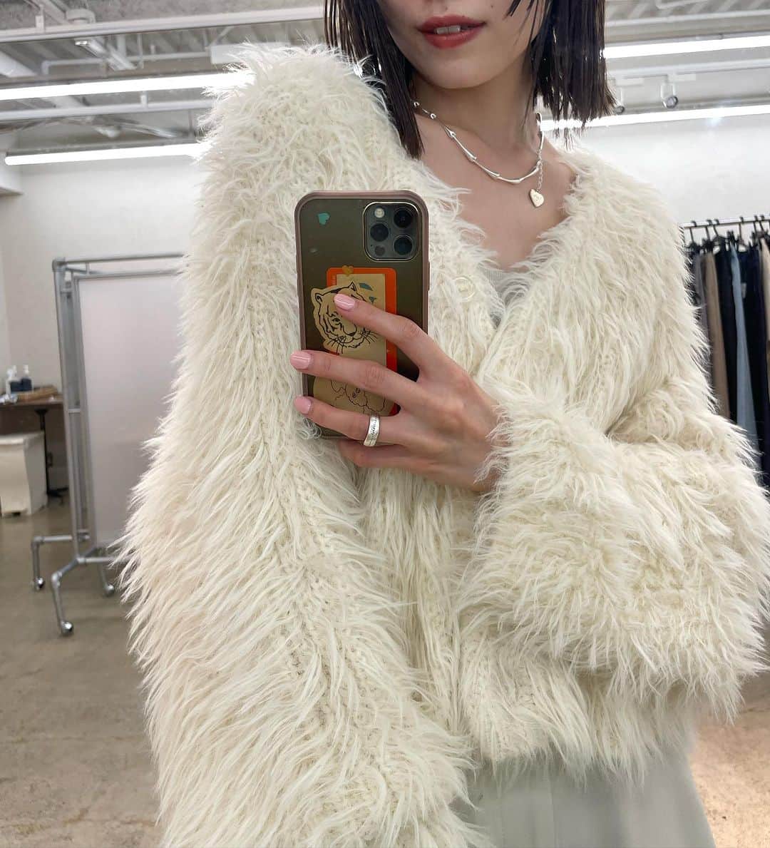 のインスタグラム：「トキメキニット✨☺️  #シャギーvカーディガン 🤍🤍  .   #mystic#mystic_2023ss#mystic_mystyle#コーディネート#ワンピースコーデ#ワンピ#秋#秋服#夏服#ワンピース#ジャケット#ジャケットコーデ#ミニスカ#スカート#スカパン#デート#デート服#おでかけ#おでかけコーデ#163cm#163cmコーデ#骨格ウェーブ #骨格ナチュラル#骨格ウェーブ#ニット#ニットコーディネート#秋#冬」