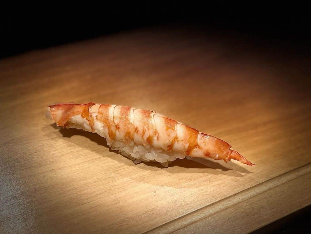 宮田麺児さんのインスタグラム写真 - (宮田麺児Instagram)「元酒屋さん 私に　日本酒の素晴らしさを教えてくれた方が 40才から寿司職人になり独立して　 握った寿司。  何かをするのに　遅いはない　  素晴らしすぎる。  #分おおはた #寿司」10月13日 7時43分 - miyatamenji