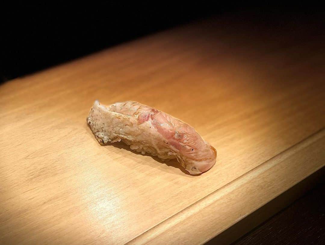 宮田麺児さんのインスタグラム写真 - (宮田麺児Instagram)「元酒屋さん 私に　日本酒の素晴らしさを教えてくれた方が 40才から寿司職人になり独立して　 握った寿司。  何かをするのに　遅いはない　  素晴らしすぎる。  #分おおはた #寿司」10月13日 7時43分 - miyatamenji