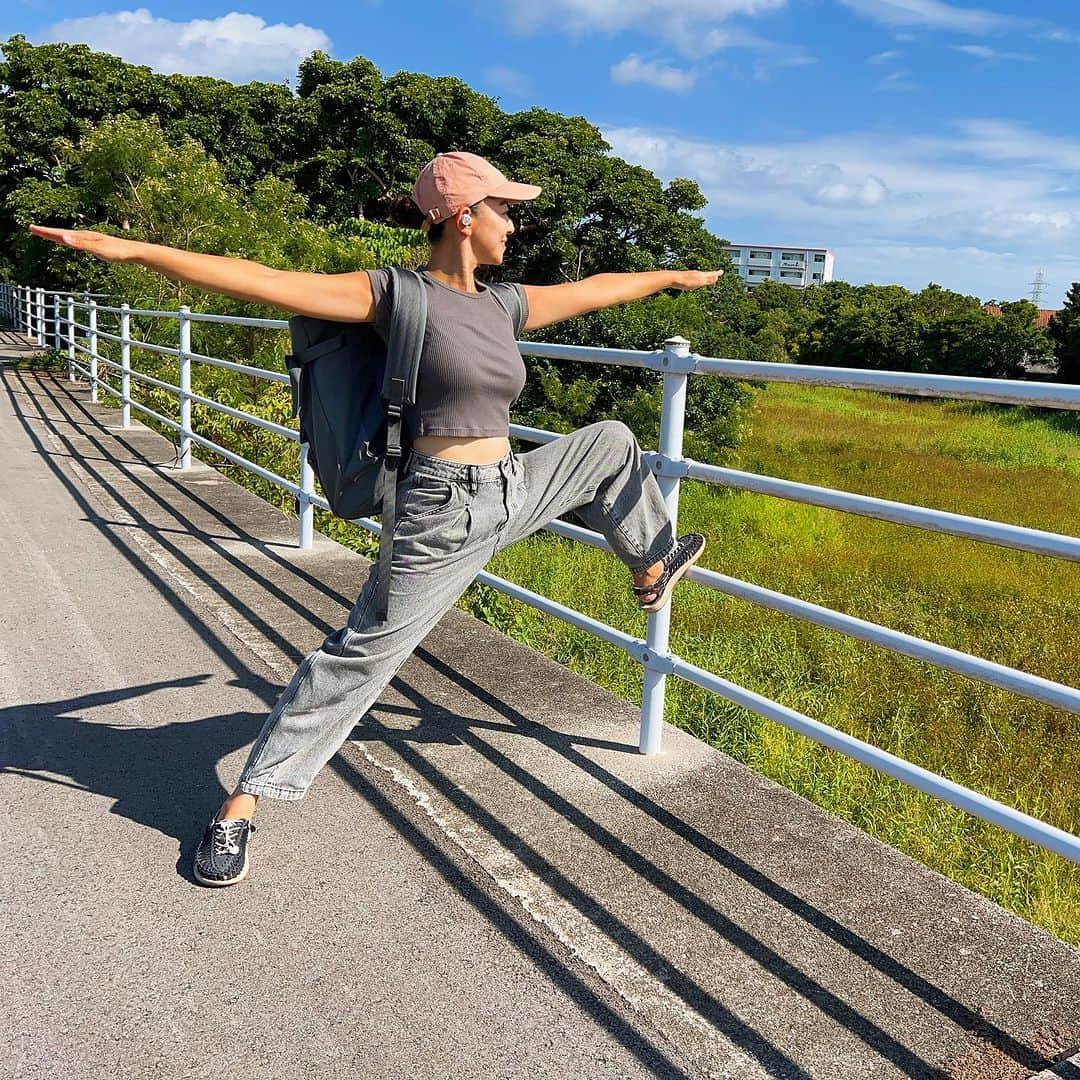 高松いくのインスタグラム：「🌳通勤路🌺  どこでも、いつでも  ヨガる🧘‍♀️  フェンスをお借りして🙏  マットの上じゃ無くたって  日常で家の中でも  「お！！」っと  これはヨガのチャンスっ✨  っと思う場所、タイミングでやったらいい😊  《股関節まわりを柔らかくするメリット》 ・血流が良くなり、免疫力がアップ ・疲れにくく、疲れが残りにくくなる ・肩こりや腰痛、ひざ痛などが緩和  今日も素敵な一日を💓  通勤し　#ながらヨガ   #ながら #ヨガ　  #沖縄 #道路 #股関節ストレッチ #呼吸  #自律神経　#血流改善」