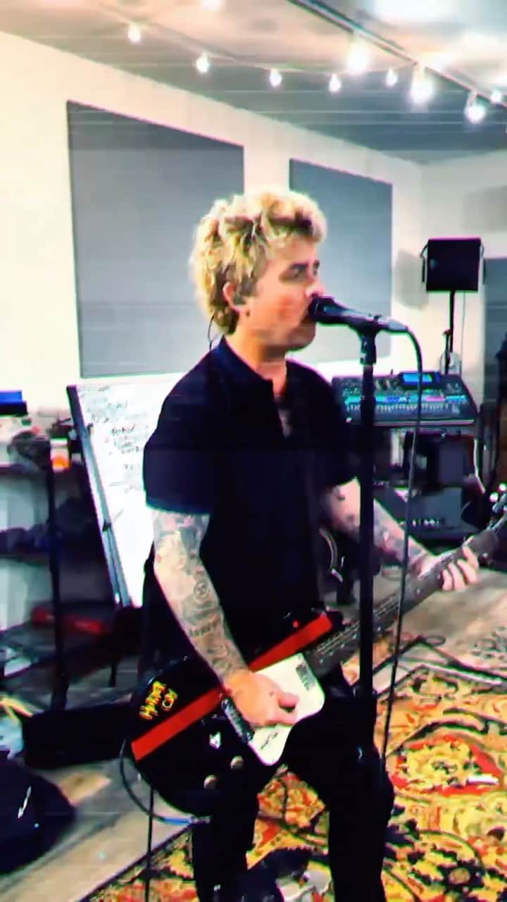 Green Dayのインスタグラム：「How’s your thursday lookin? #gettinstewpid #jamming」