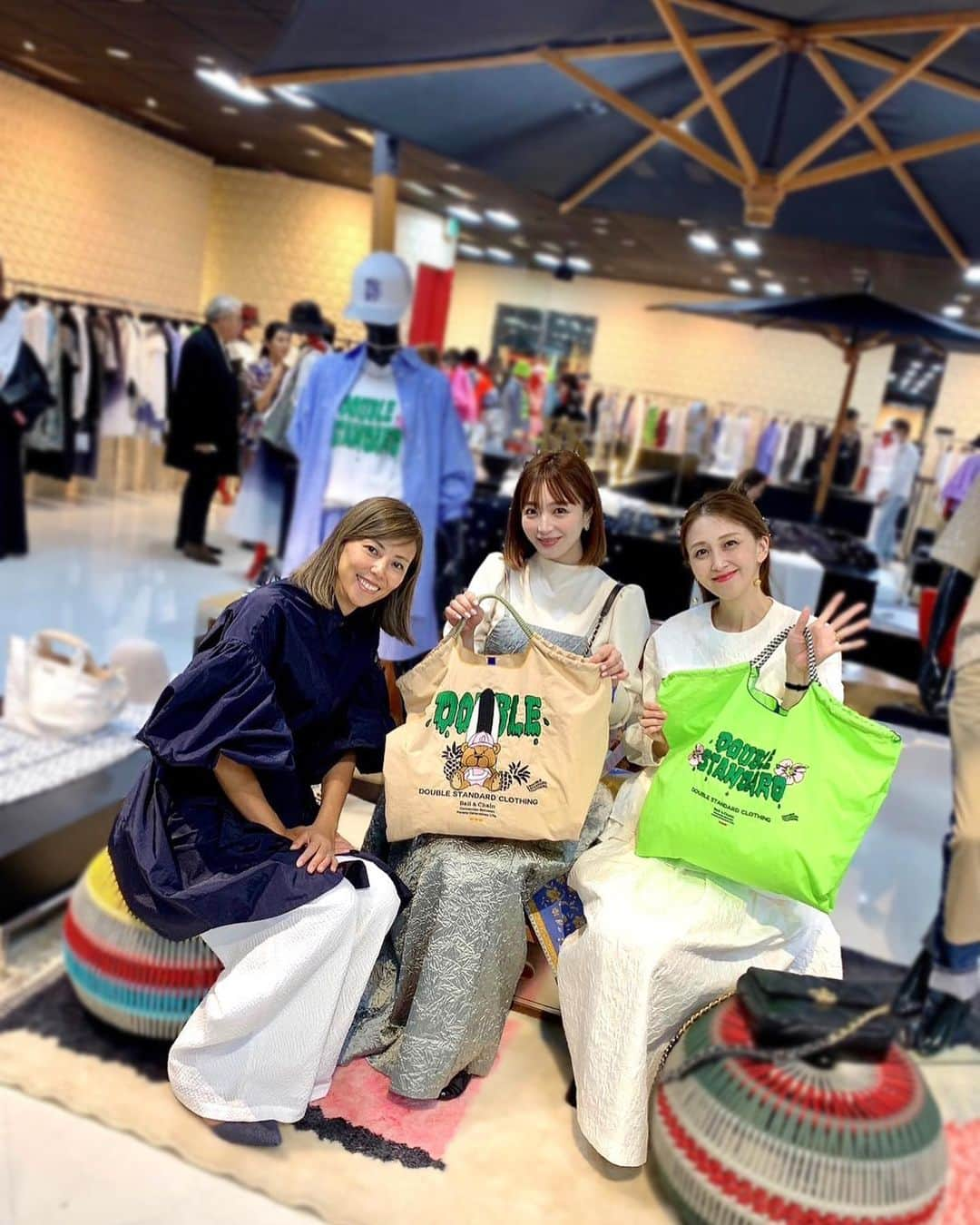 竹内渉さんのインスタグラム写真 - (竹内渉Instagram)「DOUBLE STANDARD CLOTHING 2024SS展示会✨ 今回のダブスタ可愛い物が多すぎて困りました😂💓 カジュアル×レースの使い方が可愛いし、くまシリーズもツボ🐻 まだ冬も来ていないのに、春夏が楽しみすぎる🤤 かなちゃんとは、お洋服の趣味が似ているので、またお揃いが増えました😚」10月13日 7時45分 - ayumu_takeuchi