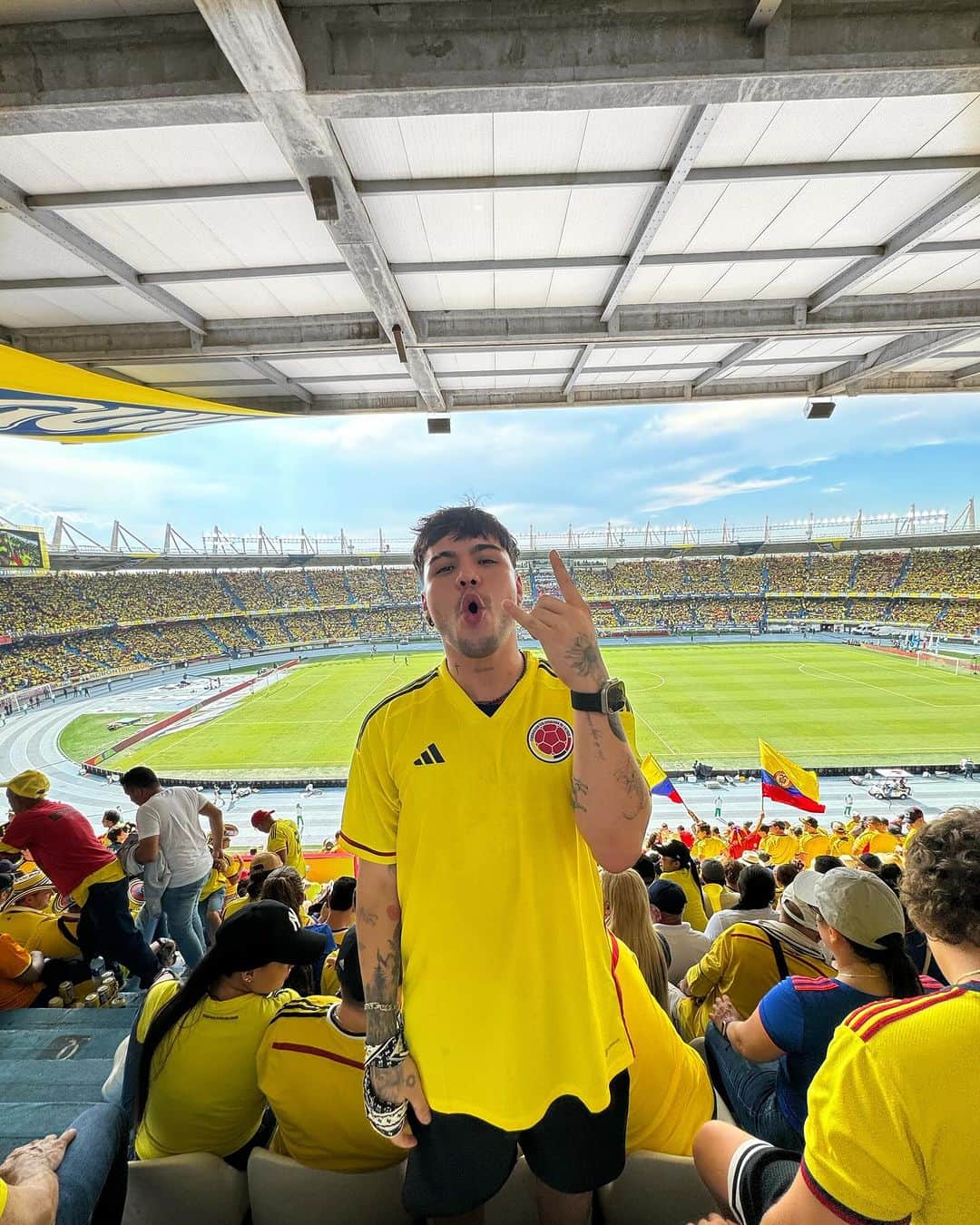 Sebastián Villalobosのインスタグラム：「HY CUMPLÍ UN SUEÑO DE NIÑO 🥺🔥 QUÉ CHIMBA MI PRIMERA VEZ EN UN ESTADIO VIENDO FUTBOL Y QUÉ MEJOR MANERA QUE VIENDO A LA SELE 🫶🏼🇨🇴✨ ENTRE GRITOS, BATALLAS DE CERVEZA, RISAS, SUFRIDERA, INSULTOS, CELEBRACIONES… HOY NO GANAMOS, PERO FUE UN GRAN PARTIDO Y ME LO DISFRUTÉ DE INICIO A FIN, QUIERO YA IR AL PRÓXIMOOOOOO ⚽️🇨🇴」