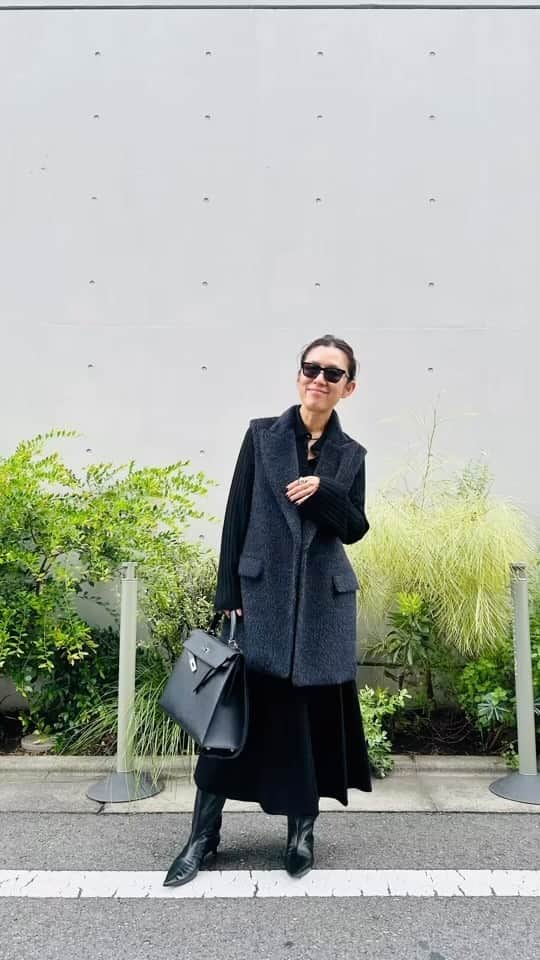 のインスタグラム：「おはよう☀私の中では、すでに年末😆時間が、私の横を、ビュン💨と通りすぎていく感じ。学び、進み、立ち止まり、また進む。ずっと、このペースで生きてきたけれど、来年はまた、ペースが変わるかな、と思っています。  昨日、お会いした40代の女性。 @amarc_official を読んでくださっていて、このInstagramも。ライブにも、参加してくださっています。「見ると、パワーをもらえます。前に進めるんです」一見、素晴らしいキャリアを築いている彼女も、きっと、葛藤や悩みや辛いこともあるんだろうな、と、そんな彼女のひとときと、AMARCやインスタを通じて繋がっていることに、私の方が勇気をもらいました。素敵な出会いでした💓  今日は12時から @naokookusa_styling  @haunt_daikanyama の2アカウントで インスタライブを。 たくさんのニット🧶を、 @kaoru_kawanishi とワイワイと。  そのあと、奈良へ🦌🦌🦌  本当に毎日、いろいろあるけれど、 泣きながら、笑いながら進んでおります😆😂  ジレは、超褒められる @sayakadavis のシャギージレ。 この時期ちょうど良いのよね🙆  ニットアップは @bananarepublic_jp 。  ブーツ👢はNEW INの @jilsander です。  何が本題かわからない😅長いな、しかも。 で、まだ続ける😆 週末、突然ライブやりますね。このアカウントで‼️ ひなこ天の声で参加だろうか😆 @amarc_official  @sayakadavis  @bananarepublic_jp  @jilsander  #hermes #口紅💄塗れば良かったな #12時公開の @amarc_official に #ジレ愛を書いてます」