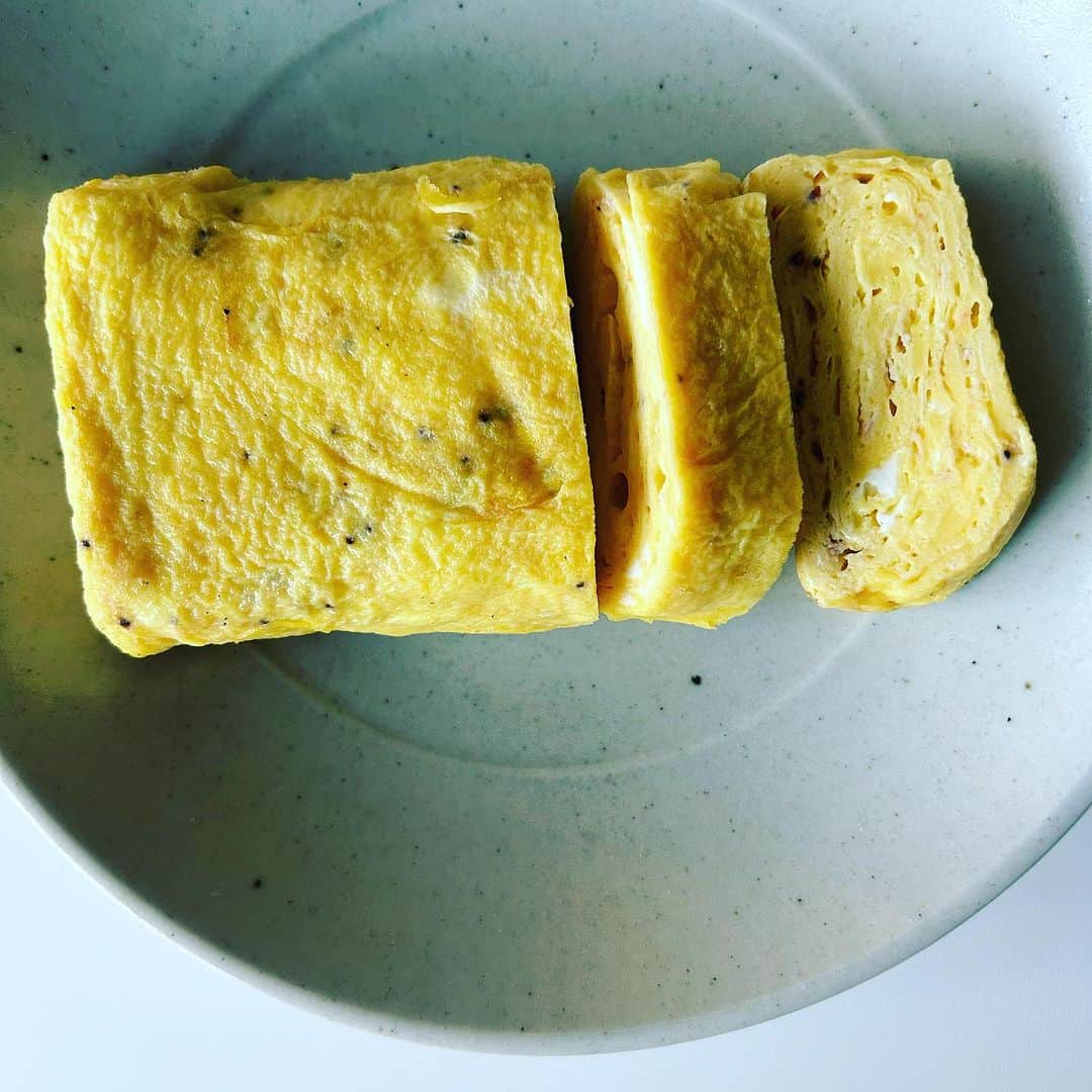 ワタナベマキさんのインスタグラム写真 - (ワタナベマキInstagram)「あみの塩漬け入りの卵焼き。 大分の方から教わった使い方。 とっても美味しいなぁ。」10月13日 8時07分 - maki_watanabe