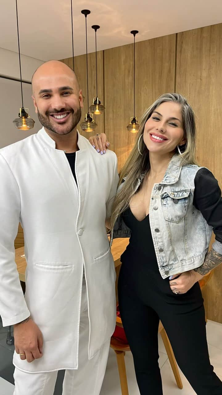 バネッサ・メスキータのインスタグラム：「Que a @vanmesquita é linda, todos já sabem, mas eu estou aqui para contar os segredos por detrás dessa beleza.  São 7 anos tratando esse rosto e o que a gente nota é que de fato, o processo de envelhecimento não chega para ela.  Esse é um caso que mostra para vocês que a prevenção sempre será o melhor tratamento. Me conte aqui nos comentários, o que você faz para a prevenção?」