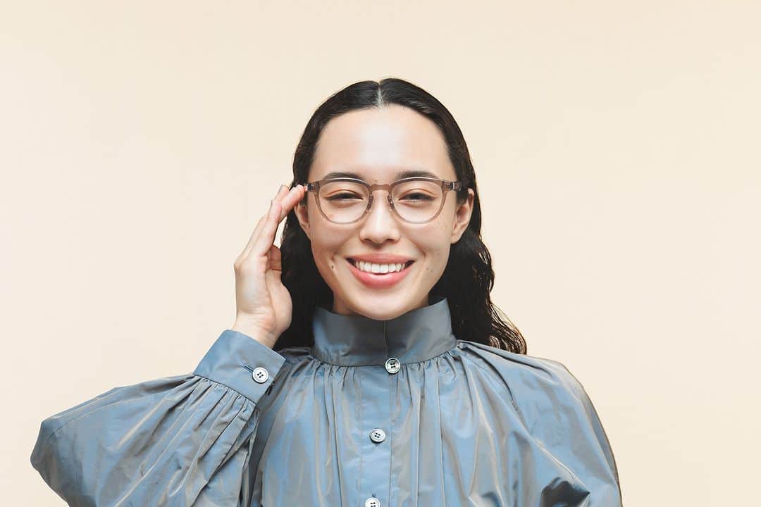 Zoff Officialのインスタグラム：「「ツール」ではなく「ファッション」の一部としてメガネを捉え、上質なライフスタイルを提案する協業プロジェクト「Zoff｜UNITED ARROWS」から、「Zoff｜UNITED ARROWS 2023秋冬コレクション」が登場します。今回のコンセプトは「“なりたい自分が見える“アイウェア」。シーンによって着る洋服が変わるように、様々なスタイルを想定し段階的に異なるテイストを表現。このアイウェアをプラスすることで、高揚感のある洗練されたスタイリングが完成します。性別や世代を問わず、定番の要素もしっかりと押さえた安心感のあるラインナップです。  モデル着用品番　ZA231033_11A1 (ライトグレー)  ■商品概要 商品名 ｜Zoff｜UNITED ARROWS  種類 ｜メガネ12型各3⾊　全36種類 価格 ｜¥11,100〜¥16,600（税込・セットレンズ代込） 取扱店舗 ｜Zoff全店舗、Zoff公式オンラインストア他  #zoff  #unitedarrows  #ゾフ #メガネ #サングラス #メガネ女子 #ファッション #コーディネート #コーデ #インフルエンサー #メガネコーデ #メガネのある生活 #メガネの選び方 #メガネファッション #秋服コーデ #伊達メガネ #伊達メガネコーデ #ダテメガネ #glasses #eyewear #sunglasses #colorlens #eyewearstyle #eyewearfashion #eyewearbrand #eyewearcollection  #fashionglasses #fashion #styling #autumn」