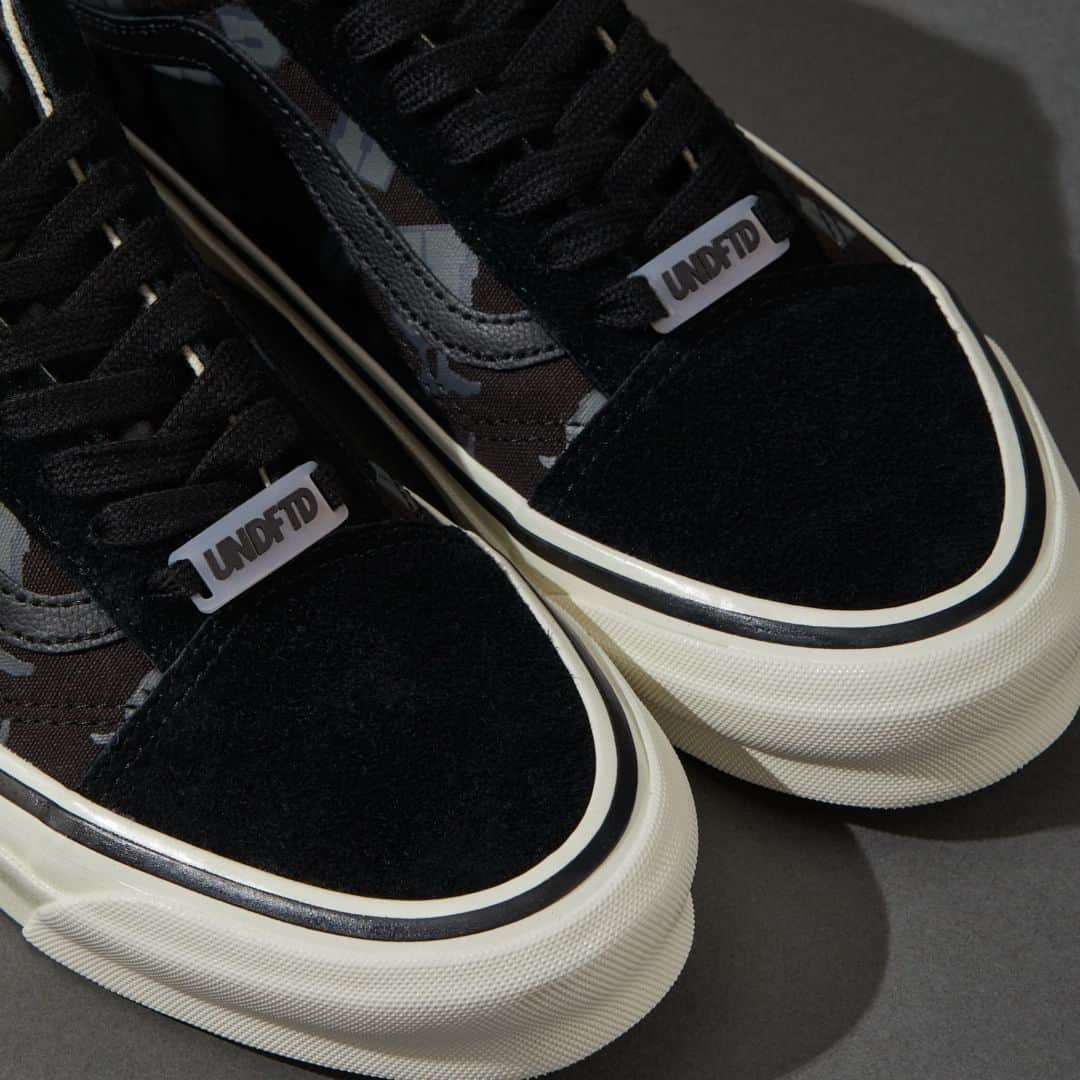 UNDFTDさんのインスタグラム写真 - (UNDFTDInstagram)「UNDEFEATED x Vault by Vans OG Old Skool LX ‘Dark Shadow’  UNDEFEATED’s ‘Five Strike’ icon is blended with a Vans wordmark on the tongue tag, and the laces are embellished with a branded deubre of their own. Contrasting foxing stripes and marshmallow sidewalls round off each look, and all three shoes come with a special skating U-Man hang tag sticker.  Available Friday, 10/13 exclusively at 11am at all UNDEFEATED Chapter Stores and 8am PST at Undefeated.com」10月13日 8時00分 - undefeatedinc