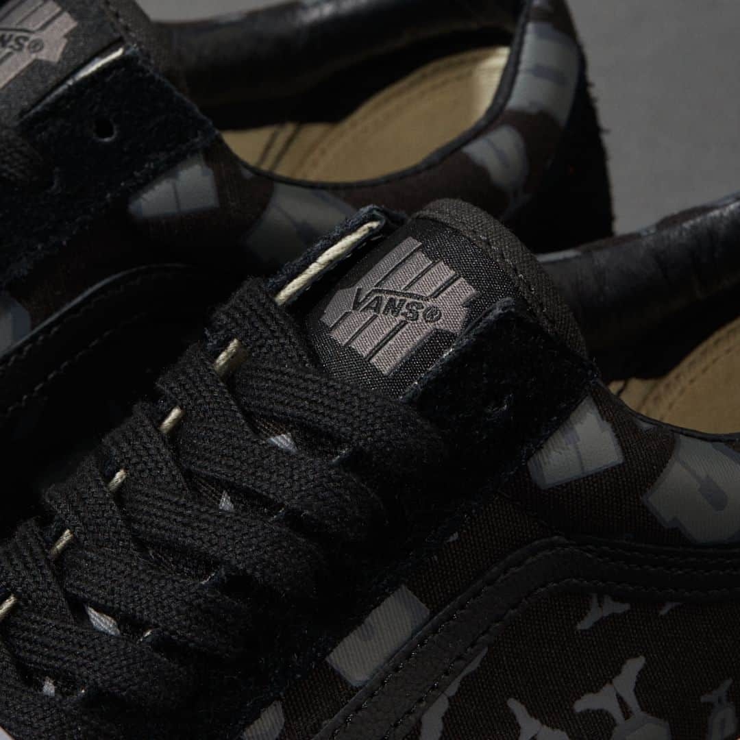 UNDFTDのインスタグラム：「UNDEFEATED x Vault by Vans OG Old Skool LX ‘Dark Shadow’  UNDEFEATED’s ‘Five Strike’ icon is blended with a Vans wordmark on the tongue tag, and the laces are embellished with a branded deubre of their own. Contrasting foxing stripes and marshmallow sidewalls round off each look, and all three shoes come with a special skating U-Man hang tag sticker.  Available Friday, 10/13 exclusively at 11am at all UNDEFEATED Chapter Stores and 8am PST at Undefeated.com」