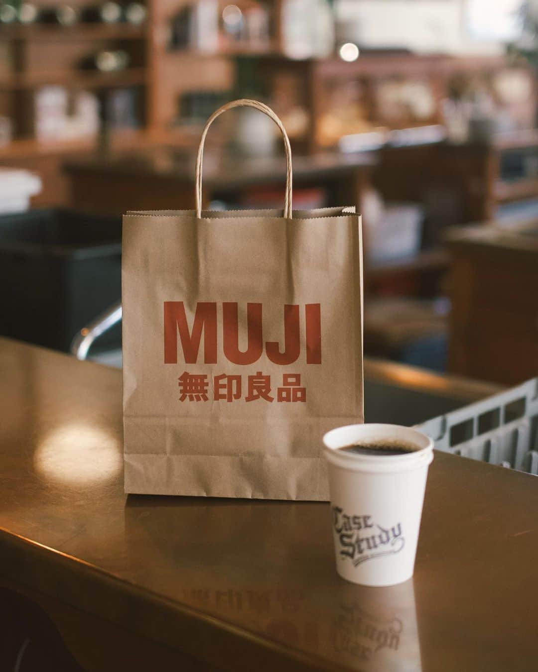 MUJI USAさんのインスタグラム写真 - (MUJI USAInstagram)「Our simple pleasures: coffee runs and fall shopping ❤️  📷 MUJI by @enriquehernandez_  #MUJI #MUJIUSA #MUJIbyYou」10月13日 8時01分 - mujiusa