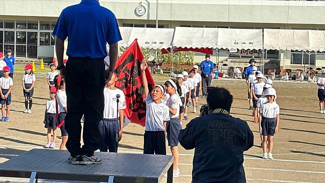 林克治のインスタグラム：「南房総市立白浜小学校運動会！ 昨日、ちらりと顔を出させていただきました。 最近、子ども達の頑張ってる姿を見ていると自然と泣いてしまいます。 子どもの未来の可能性は無限大です。大きい夢を持って育っていってほしいですね！  #運動会 #白浜小学校 #南房総市」