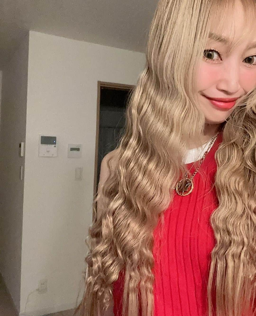 久保山香奈さんのインスタグラム写真 - (久保山香奈Instagram)「サラサラヘアも好きだけど無いものねだりで昔から三つ編みほどいたくりっくりが大好き🫶🫶🫶 アレンジもしやすいしすーき🩷」10月13日 8時09分 - kaaana227