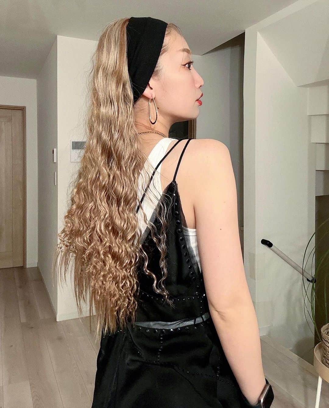 のインスタグラム：「サラサラヘアも好きだけど無いものねだりで昔から三つ編みほどいたくりっくりが大好き🫶🫶🫶 アレンジもしやすいしすーき🩷」