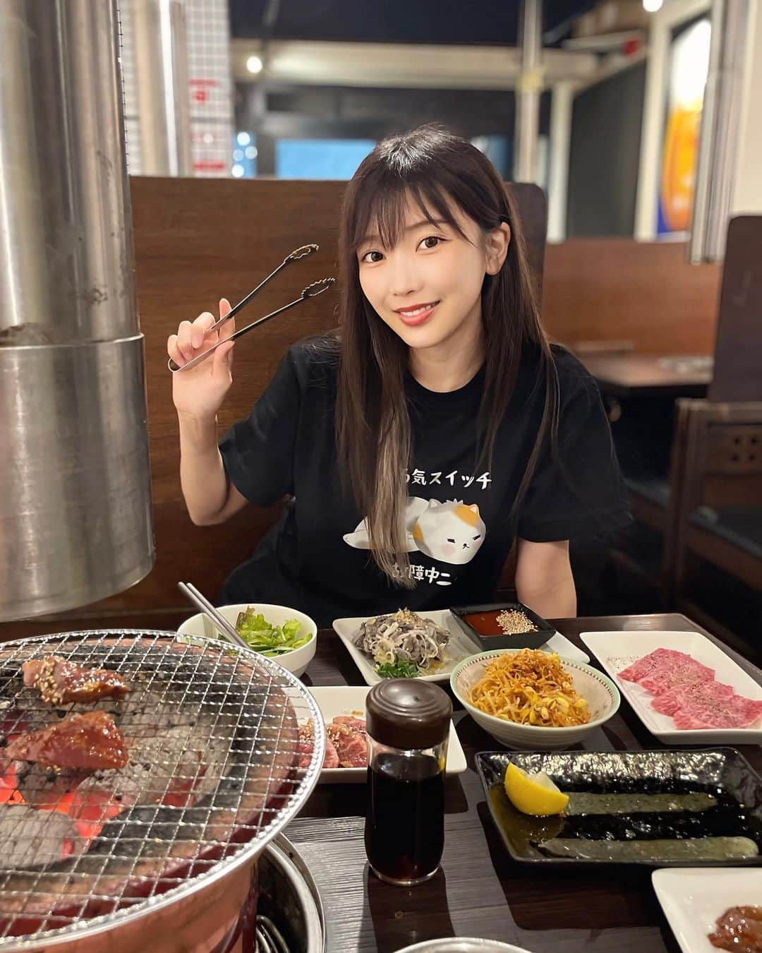 吉沢朱音さんのインスタグラム写真 - (吉沢朱音Instagram)「おはよう！！🍖肉 焼肉食べてるときって幸せ。 . 食べものってすぐなくなっちゃうものだけど、 美味しかった楽しかった記憶や思い出は残る…💭 何を食べるかじゃなくてどこで誰と食べるか… …いいえ、何を食べるかです。😅🍖 それよりTシャツお気に入りです。 . 今日もいちにち！！！ . . . #焼肉 #焼肉好き #食いしん坊  #いっぱい食べる君が好き ？」10月13日 8時18分 - nesomagic72