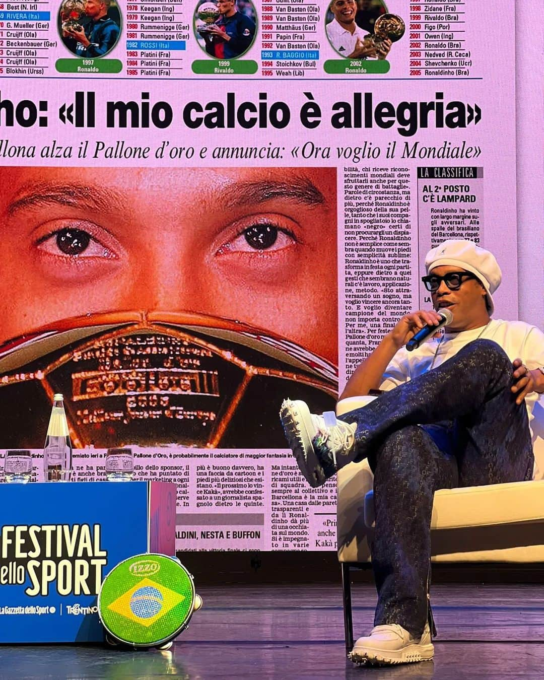 ロナウジーニョのインスタグラム：「Grazie @gazzettadellosport !!  Que alegria estar aqui no Festival Dello Sport, contando um pouco das minhas memórias jogando pelo @acmilan … Dois anos e meio inesquecíveis! Obrigado pelo carinho de todos 🇮🇹🤙🏾」