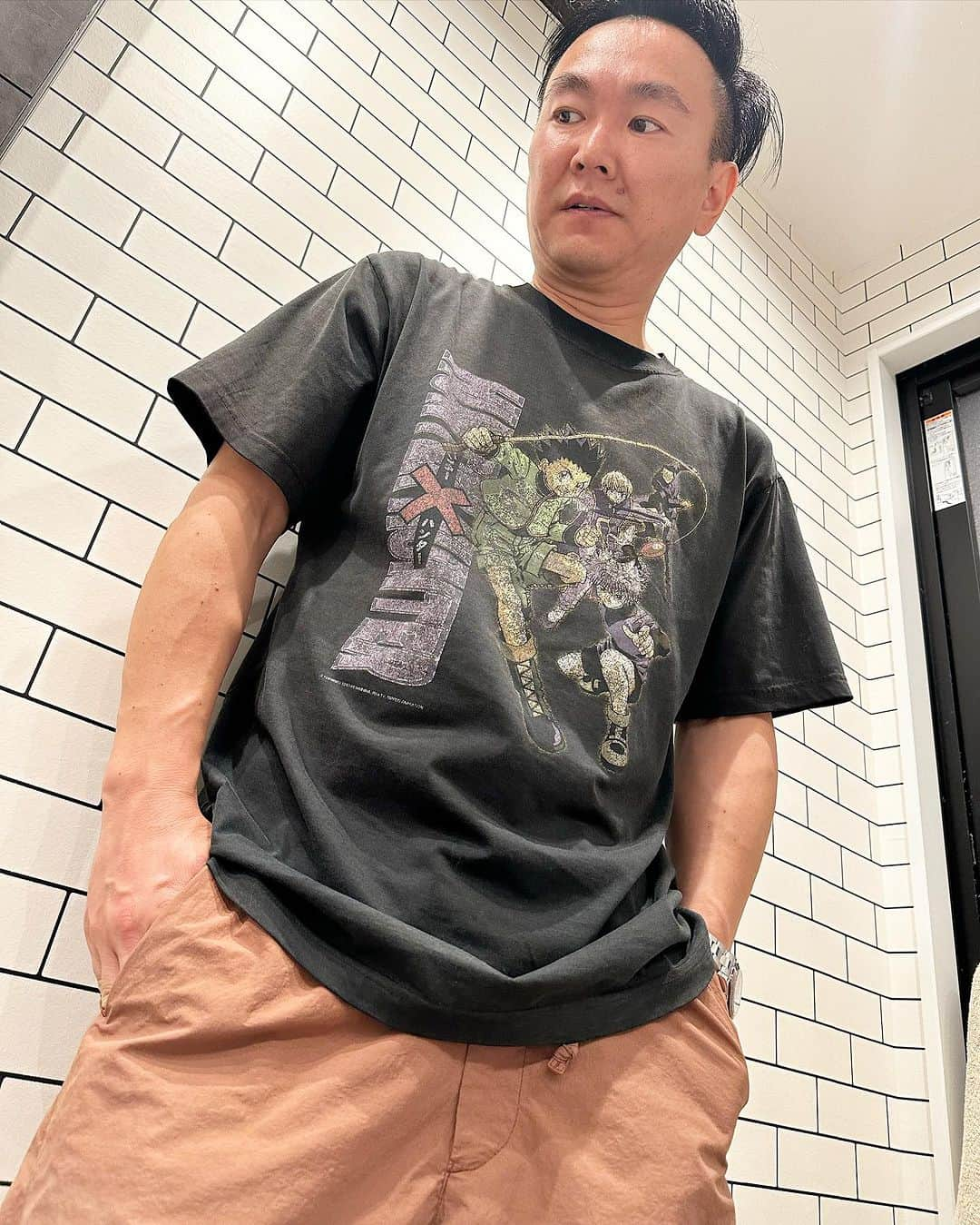 山内健司（かまいたち）のインスタグラム：「。 今日は今からロケ✋  昨日も帰ってからTシャツ撮影  closet biancaさんのオンラインで買えたHUNTER×HUNTERのTシャツ✋  この発売の日、21時から発売なのに収録が21時終わり予定、しかもちょっと押して21時10分くらいに終わって、うわー無理だなぁと思いながら携帯見たら他の売れてるのにこれだけ何故か奇跡的に残ってたから即購入😂😂😂  ラッキーでした✋✋✋  昨日もロケで海外行っててんけど、このHUNTER×HUNTERのTシャツ着てたら、かまいたちさんファンです写真いいですか？って話しかけてきた人の携帯カバーがHUNTER×HUNTERというミラクル😂😂😂  思わず、僕Tシャツ今日HUNTER×HUNTERですよって言うたら、  おぉーーー、、、って言われました😂  2枚目は帰ってきてすぐの、むぎの匂いチェックです。よその犬ちゃんとか撫でてたらすぐバレます😂  #ヴィンテージｔシャツ  #hunterxhunter #closetbianca  #ロケ  #4日連続ロケ #今日3日目 #かまいたち山内」