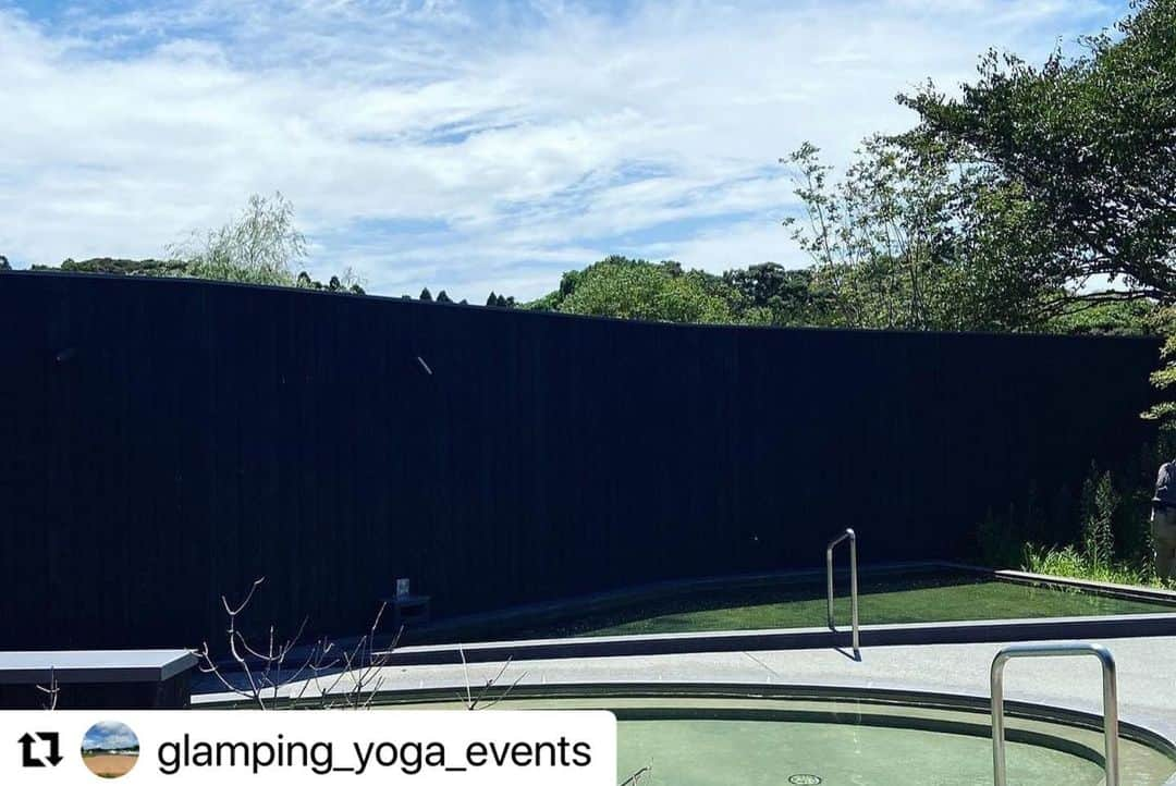 Ken Harakumaさんのインスタグラム写真 - (Ken HarakumaInstagram)「#Repost @glamping_yoga_events with @use.repost ・・・ 北欧サウナが楽しめる🧖✨ お風呂充実しています✨ ガラスルームはプライベート五右衛門風呂付き🛀✨  ご宿泊ご希望の方、お部屋残室わずかです♪ ご検討中の方は是非お問い合わせ下さいね☆  ⭐️ヨガご参加ご希望の方には、こちらInstagramプロフィール欄にあるURLリンクからお申し込みが頂けます。 ご質問やお問い合わせも公式LINE、またはDMからご連絡下さい。  ⭐️ヨガ2日間受け放題🧘‍♀️  ⭐️事前申し込み5,500円➕美味本場インドネシア料理ランチ付き  ⭐️当日参加6,000円  ⭐️有料レンタルマットご予約あり  2023年11月3日(金)㊗︎ 青空と星空のグランピングヨガとプチマルシェ ISUMI Glamping Resort ＆Spa SOLAS いすみグランピングリゾート&スパ ソラス 千葉県いすみ市釈迦谷1610-1 にて開催します。 @glamping_yoga_events ←イベントInstagramつくりました。フォローお願いします❣️  日本ヨガ界の第一人者　ケン・ハラクマ先生と、 テレビでも活躍の谷中めぐみ先生のヨガレッスンを体験できる貴重な機会です。 @kenharakuma  @international_yoga_center @yaa__na   ソラスのグランピング施設にて、青空と星空のもと、ヨガをお楽しみいただきます。 宿泊をして1泊2日でのんびりとお過ごしください。  また、ヨガウェアやアクセサリーなどのプチマルシェも開催。 @millebacishop  ヨガウェアMILLEBACI sugamihoko  切り絵作家すがみほこ pinedoor_ Pinedoor @spica.color Spica @harumi.taketsugu.39  FLUID @jewelry_studio_aya  jewelry studio Aya tony57_labo とにーLABO @kuu704yumi  Relaxing salon Kuu @sunnysmile.headcare  sunnysmile @bonmal_kamogawa Bon-mal PUDDING @warung_ombak ワルンオンバック  宿泊をせず、ヨガとマルシェだけでも、 ヨガや宿泊をせず、マルシェだけでもお楽しみいただけます。  リラクゼーションマッサージ受付、お問い合わせご遠慮なくご連絡下さい♪  #ヨガ #ケンハラクマ  #ケンハラクマ先生  #谷中めぐみ　#谷中めぐみ先生 #いすみ市　#グランピング　#ソラス #青空ヨガ　#星空ヨガ　#瞑想 #マルシェ #ヨガウェア　#切り絵　#アクセサリー #レジンアート　#もみほぐし  #バザルトストーン　#インド式ヘッドケア #プリン　#インドネシア料理」10月13日 8時24分 - kenharakuma