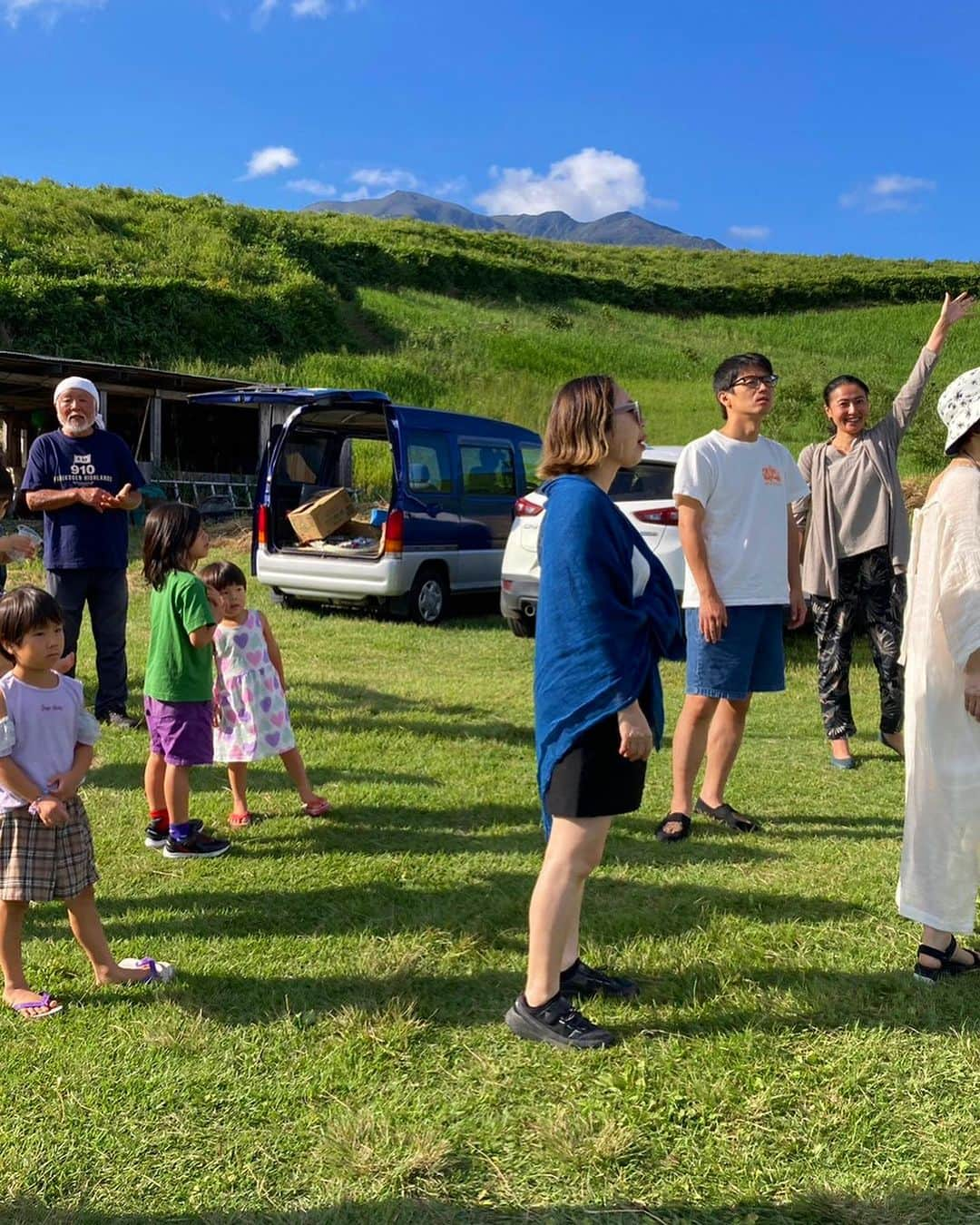 ノーマさんのインスタグラム写真 - (ノーマInstagram)「大分市での出張後に、学生時代からの愉快な九州仲間と巡った豊後&竹田の平和な景色を見返す朝🌏🕊  うんと昔。NHK語学講座の公開収録出演時に別府を訪れて以来、来県する度にこの地の魅力をシェアし続けてくれている大学時代からの友人、@hinoyuko36 氏。（学生時代に、共に韓国にあるGandhi schoolへボランティア参加したりと、不思議で楽しいご縁）後に大分合同新聞主催のイベントにゲストで呼んでくれたり、サイエンスフェスin大分の芽吹きを温かくサポートしてくれたりも。公私共にいつも真っ直ぐなハートで快走（時に爆速😆）する彼女が家族と共に見せてくれる大分の景色にすっかり虜となってしまった私です。  そして、都内での仕事現場で出会い、竹田市に住みながら竹田市をはじめ、大分県の魅力を紡ぎ発信し続ける癒しのラジオパーソナリティー& EARTH FOOD Lab.主宰者の @saitomie 氏の運びが入り、視察も兼ねた休暇となりました。  極めつけは急な展開で、沖縄と福岡から子連れ合流してくれたパワフルママたち（  @nagisark ♡ @efteamo42 ♡）の参加❤️‍🔥🌈🌈🌈嬉しすぎたなぁ。子どもたちもめっちゃ楽しそうやったなぁ。  　 ①〜②  川サウナ　ロッジ清川  半年ぶりのお休みを大分出張の子守りに費やしてくれた夫と、ひといきLiveやサイエンスフェスの動画撮影でも大人気のたくちゃん、沖縄から駆けつけてくれた学生時代からの珍道中旅仲間、渚と真の髄まで溶ける。  ③  Gallery connect plus  「♾️ I am You are Carbon Art 」 by マルチメディアアーティスト Hakama カーボンの新たな魅力にぶるっとする。  ④〜⑥  昨年のひといきLiveで美絵氏にそのダイナミックさと尊さを伺って以来、足を運べる日を楽しみにしていた久住高原。少し前の投稿でもご紹介。美絵氏、るんじぃ、どこまでも沁みる時間をありがとう。  ⑦〜⑧  2020年に神原の魅力をたっぷり教えてくれた、アナンタイジ君が営む清流で大合宿。自家製の調味料や発酵食と共に頂く竹田の旬菜に完全胃袋掴まれ状態。おもてなし炭焼きナイトで子供たちとみんなで歌ったきらきら星。忘れられんなぁ。  ⑨〜⑩  久住高原のカフェSORA おばあちゃんが作ったトマトで作られた自家製熟成トマトソースが美味しすぎて…はわわわわ。  あっと言う間すぎたけど、未来の楽しみは膨らみ続けた🍎  大分県の大地と恵みとみんなの笑顔に癒される、平和な時間でした🤍  みんなみんな、ありがとう♥️  #大分県 #豊後市 #竹田市 #oita #nature #peace #weearth」10月13日 8時26分 - noma77777