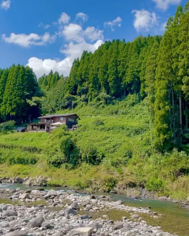 ノーマのインスタグラム：「大分市での出張後に、学生時代からの愉快な九州仲間と巡った豊後&竹田の平和な景色を見返す朝🌏🕊  うんと昔。NHK語学講座の公開収録出演時に別府を訪れて以来、来県する度にこの地の魅力をシェアし続けてくれている大学時代からの友人、@hinoyuko36 氏。（学生時代に、共に韓国にあるGandhi schoolへボランティア参加したりと、不思議で楽しいご縁）後に大分合同新聞主催のイベントにゲストで呼んでくれたり、サイエンスフェスin大分の芽吹きを温かくサポートしてくれたりも。公私共にいつも真っ直ぐなハートで快走（時に爆速😆）する彼女が家族と共に見せてくれる大分の景色にすっかり虜となってしまった私です。  そして、都内での仕事現場で出会い、竹田市に住みながら竹田市をはじめ、大分県の魅力を紡ぎ発信し続ける癒しのラジオパーソナリティー& EARTH FOOD Lab.主宰者の @saitomie 氏の運びが入り、視察も兼ねた休暇となりました。  極めつけは急な展開で、沖縄と福岡から子連れ合流してくれたパワフルママたち（  @nagisark ♡ @efteamo42 ♡）の参加❤️‍🔥🌈🌈🌈嬉しすぎたなぁ。子どもたちもめっちゃ楽しそうやったなぁ。  　 ①〜②  川サウナ　ロッジ清川  半年ぶりのお休みを大分出張の子守りに費やしてくれた夫と、ひといきLiveやサイエンスフェスの動画撮影でも大人気のたくちゃん、沖縄から駆けつけてくれた学生時代からの珍道中旅仲間、渚と真の髄まで溶ける。  ③  Gallery connect plus  「♾️ I am You are Carbon Art 」 by マルチメディアアーティスト Hakama カーボンの新たな魅力にぶるっとする。  ④〜⑥  昨年のひといきLiveで美絵氏にそのダイナミックさと尊さを伺って以来、足を運べる日を楽しみにしていた久住高原。少し前の投稿でもご紹介。美絵氏、るんじぃ、どこまでも沁みる時間をありがとう。  ⑦〜⑧  2020年に神原の魅力をたっぷり教えてくれた、アナンタイジ君が営む清流で大合宿。自家製の調味料や発酵食と共に頂く竹田の旬菜に完全胃袋掴まれ状態。おもてなし炭焼きナイトで子供たちとみんなで歌ったきらきら星。忘れられんなぁ。  ⑨〜⑩  久住高原のカフェSORA おばあちゃんが作ったトマトで作られた自家製熟成トマトソースが美味しすぎて…はわわわわ。  あっと言う間すぎたけど、未来の楽しみは膨らみ続けた🍎  大分県の大地と恵みとみんなの笑顔に癒される、平和な時間でした🤍  みんなみんな、ありがとう♥️  #大分県 #豊後市 #竹田市 #oita #nature #peace #weearth」