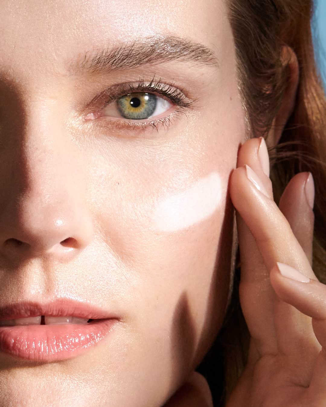 ドゥラメールのインスタグラム：「Radiance in an instant. Rejuvenation in weeks.  Discover all the ways Crème de la Mer has earned its icon status. In 2 weeks, it visibly reduces fine lines* and improves skin’s barrier resilience by 81%.**  Tap the link in our bio for more on our cult-worthy Crème. #LaMer #LaMerSkincare #CremedelaMer  *Clinical testing on 56 women after using product for 2 weeks. **Clinical testing on 42 women after using product for 2 weeks.」
