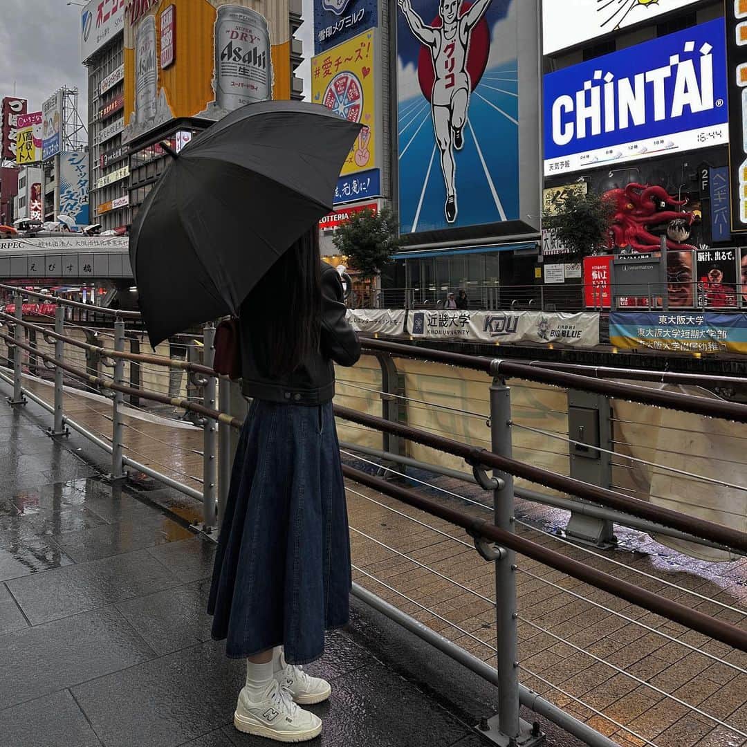 コ・ウォニのインスタグラム：「나는 비를 몰고 다녀 ☔️」