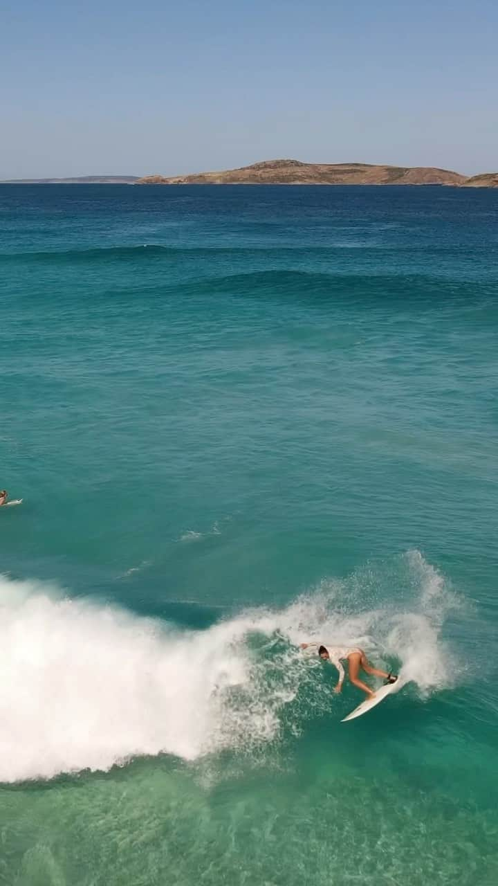 リップカールのインスタグラム：「When you stumble across a little wedge all to yourselves…   @kobieenright & @jamaicaselby absolutely scoring in the crystal clear waters of Western Australia.   #RipCurl #SummerLooksGoodOnYou #WATheDreamState #Surfing #WesternAustralia #KobieEnright」