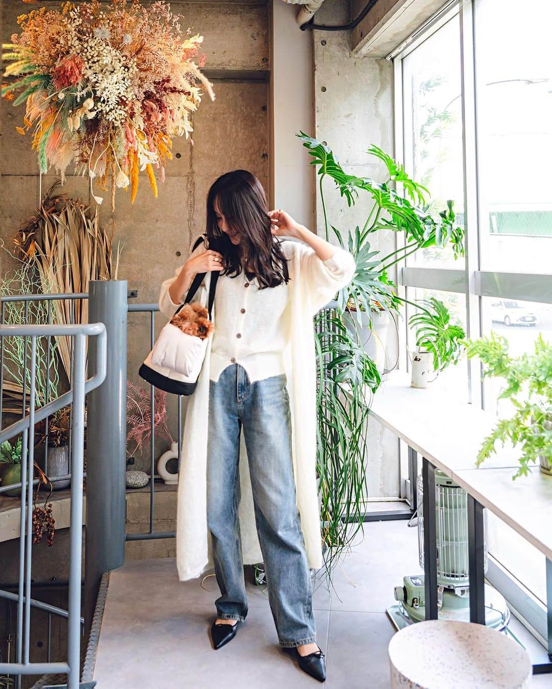 笹倉麻耶さんのインスタグラム写真 - (笹倉麻耶Instagram)「フワフワのモヘア混素材のベストとカーディガンのセット 本日の21時から販売開始します。  \\1週間限定5%オフです！//  ・  色の展開は 今年流行のグレーと 目を引く冬の白 の2色です。  単品ずつのコーデも可能で 色々楽しめるのが嬉しいポイント。  半袖のTシャツとベストの合わせも とってもかわいいです。  ちょっと抜きめにカーディガンを着用して 肩をちらっと出したり 着方を楽しむのも⭕️です  カーディガンはしっかり長さがあるので 後ろ姿がとってもサマになります  ちなみに デニム、バッグ、シューズもすべて @mofadoro_   モフだけでコーデが完成するように 私がセレクトしているので 是非是非ショップを覗いて下さいね♡  @mofadoro_   #大人コーデ #大人カジュアル #シンプルコーデ  #mofadoro #カジュアルコーデ #デニムコーデ #ロングカーディガン #お散歩コーデ #リラックスコーデ #お出かけコーデ」10月13日 8時42分 - nicomaya2525