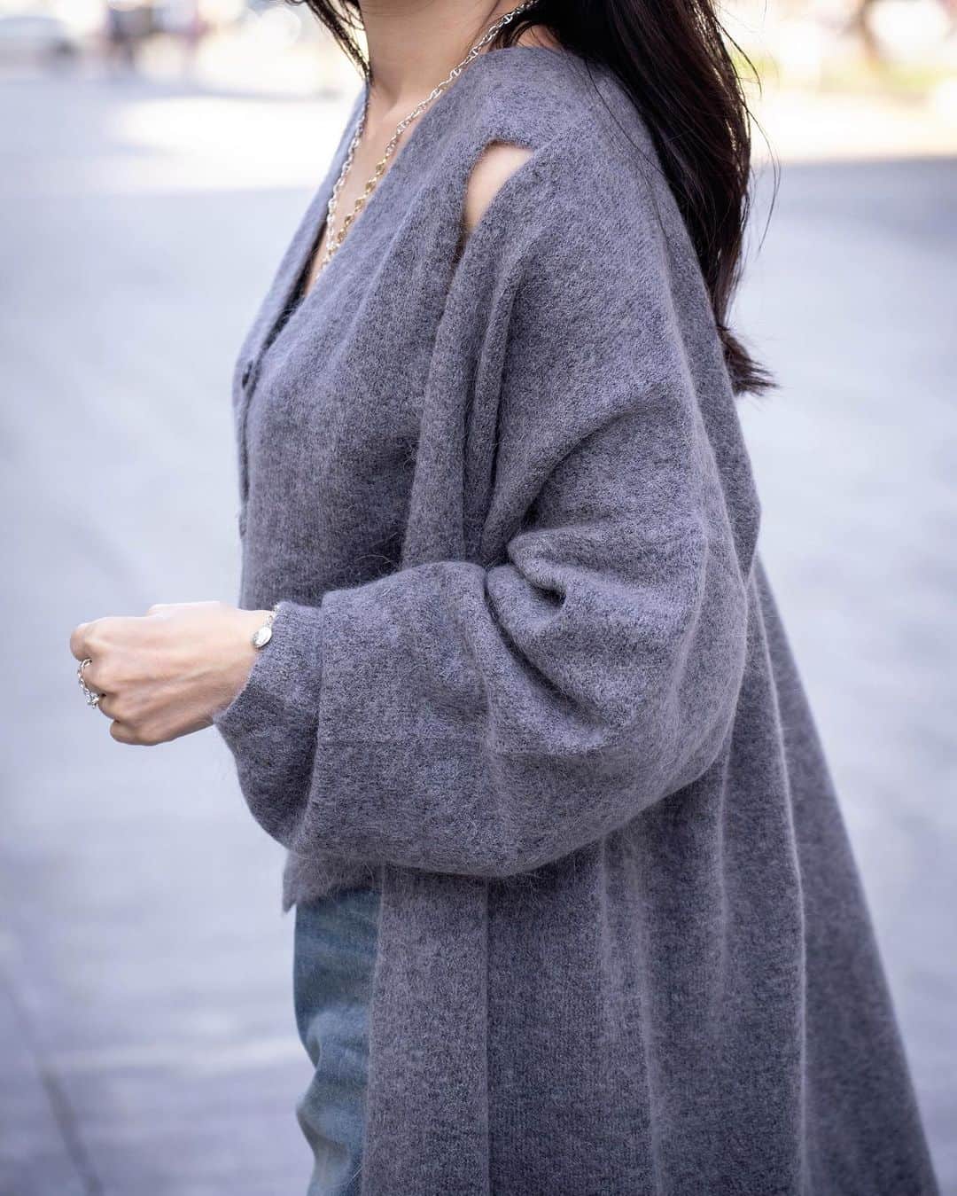 笹倉麻耶さんのインスタグラム写真 - (笹倉麻耶Instagram)「フワフワのモヘア混素材のベストとカーディガンのセット 本日の21時から販売開始します。  \\1週間限定5%オフです！//  ・  色の展開は 今年流行のグレーと 目を引く冬の白 の2色です。  単品ずつのコーデも可能で 色々楽しめるのが嬉しいポイント。  半袖のTシャツとベストの合わせも とってもかわいいです。  ちょっと抜きめにカーディガンを着用して 肩をちらっと出したり 着方を楽しむのも⭕️です  カーディガンはしっかり長さがあるので 後ろ姿がとってもサマになります  ちなみに デニム、バッグ、シューズもすべて @mofadoro_   モフだけでコーデが完成するように 私がセレクトしているので 是非是非ショップを覗いて下さいね♡  @mofadoro_   #大人コーデ #大人カジュアル #シンプルコーデ  #mofadoro #カジュアルコーデ #デニムコーデ #ロングカーディガン #お散歩コーデ #リラックスコーデ #お出かけコーデ」10月13日 8時42分 - nicomaya2525