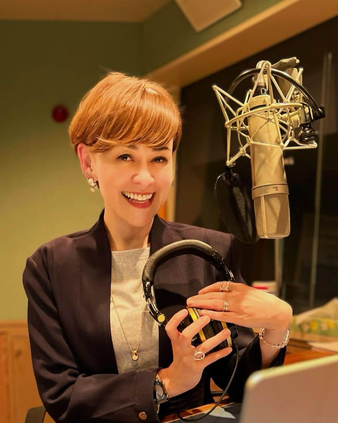 トムセン陽子のインスタグラム：「またひとつ、歳を重ねました。  ラジオDJとしてデビューしてから ちょうど20年。  今もこうやってマイクの前に座って 大好きな音楽を紹介できていること、 本当にありがたいです。  やりたいことがどんどん出てきます。  やりたいことをやる人生でありたい。  ずっとワクワクしていたい。  感情のエネルギーって、とても強い。  感情が、あらゆる事を引き寄せる。  プラスの感情でいれば、プラスの出来事が訪れます。  なので、いつも良い気分でいるように心がけています。  「叶わない夢は、ない。」  これからも、私は 自分の信じた道を、 鼻歌でも歌いながら ウイスキーでも飲みながら マイペースに進んでいこうと思います。  こんなトミーを受け入れてくれる すべての人達に、感謝。  愛と感謝でいっぱい。  ありがとう！！  良い1年にします🥰  トムセン陽子」