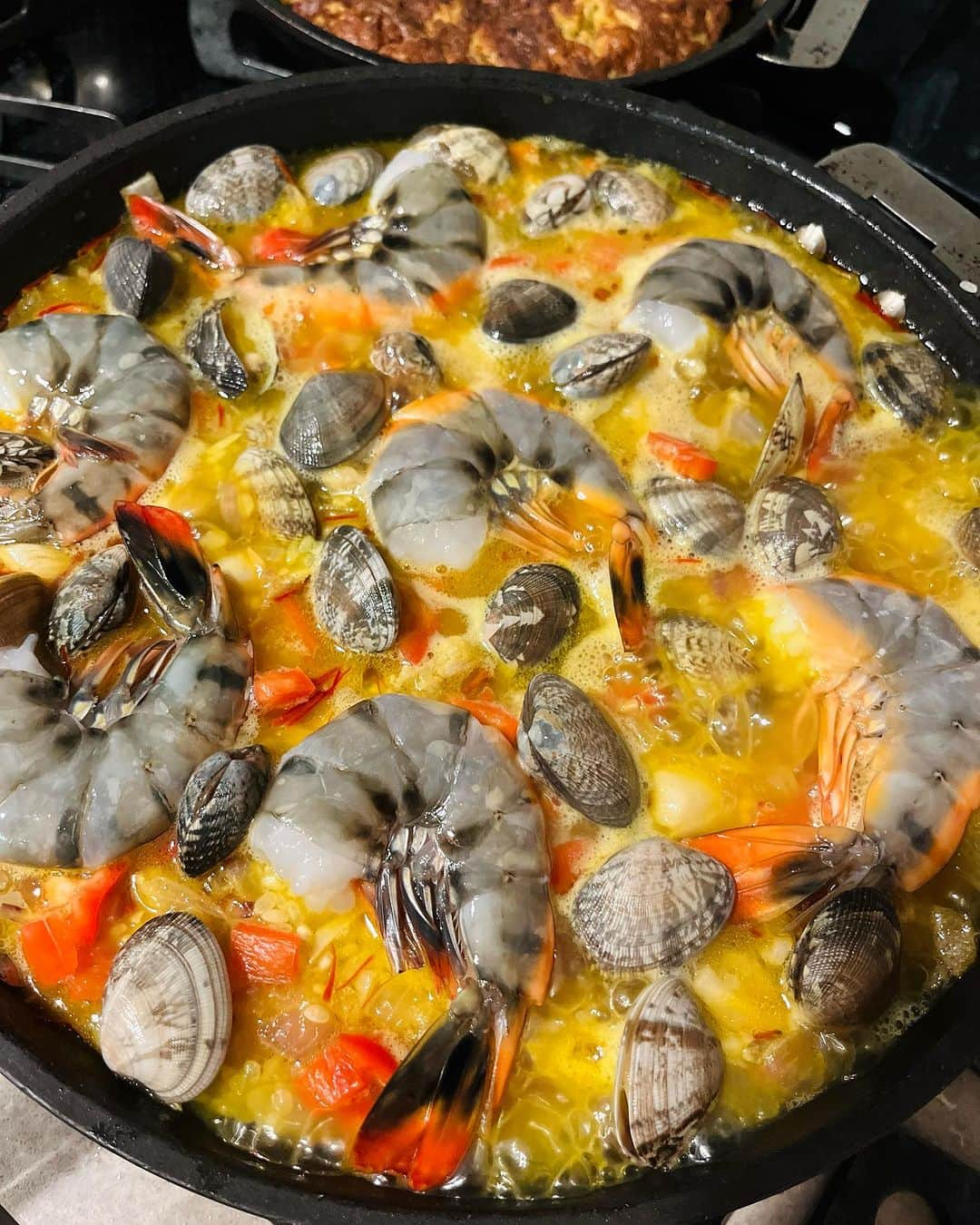 森田麻恵さんのインスタグラム写真 - (森田麻恵Instagram)「🥘🦐🥔🍋🧅🇪🇸  お料理教室で習ったパエリアとトルティージャをおさらい。  こんなにシンプルでいいんだ！って目から鱗の野口真紀さんのレシピ！ 素材の味が美味しい✨  具材をアレンジして、また作ってみよう。  #ばんごはん　#おうちごはん #スペイン料理　 #料理教室　#野口真紀先生  #cooking #maeskitchen  #cookingclass #spanishfood」10月13日 8時36分 - morita_mae