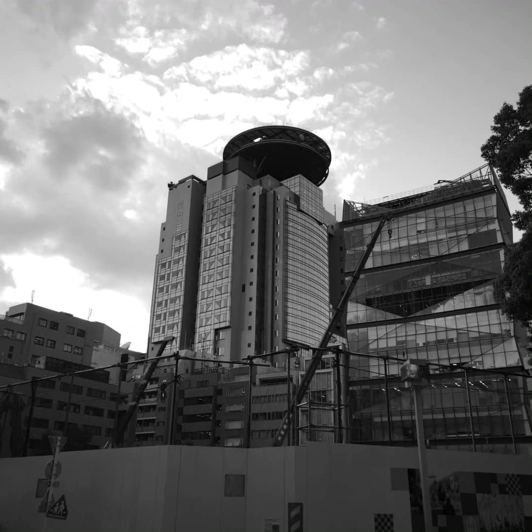 フローラン・ダバディーさんのインスタグラム写真 - (フローラン・ダバディーInstagram)「Tokyo monochrome at the blue 🔵 hour  白黒の大都市東京。 #leitzphone2 #leicamonochrome」10月13日 8時36分 - florent_dabadie